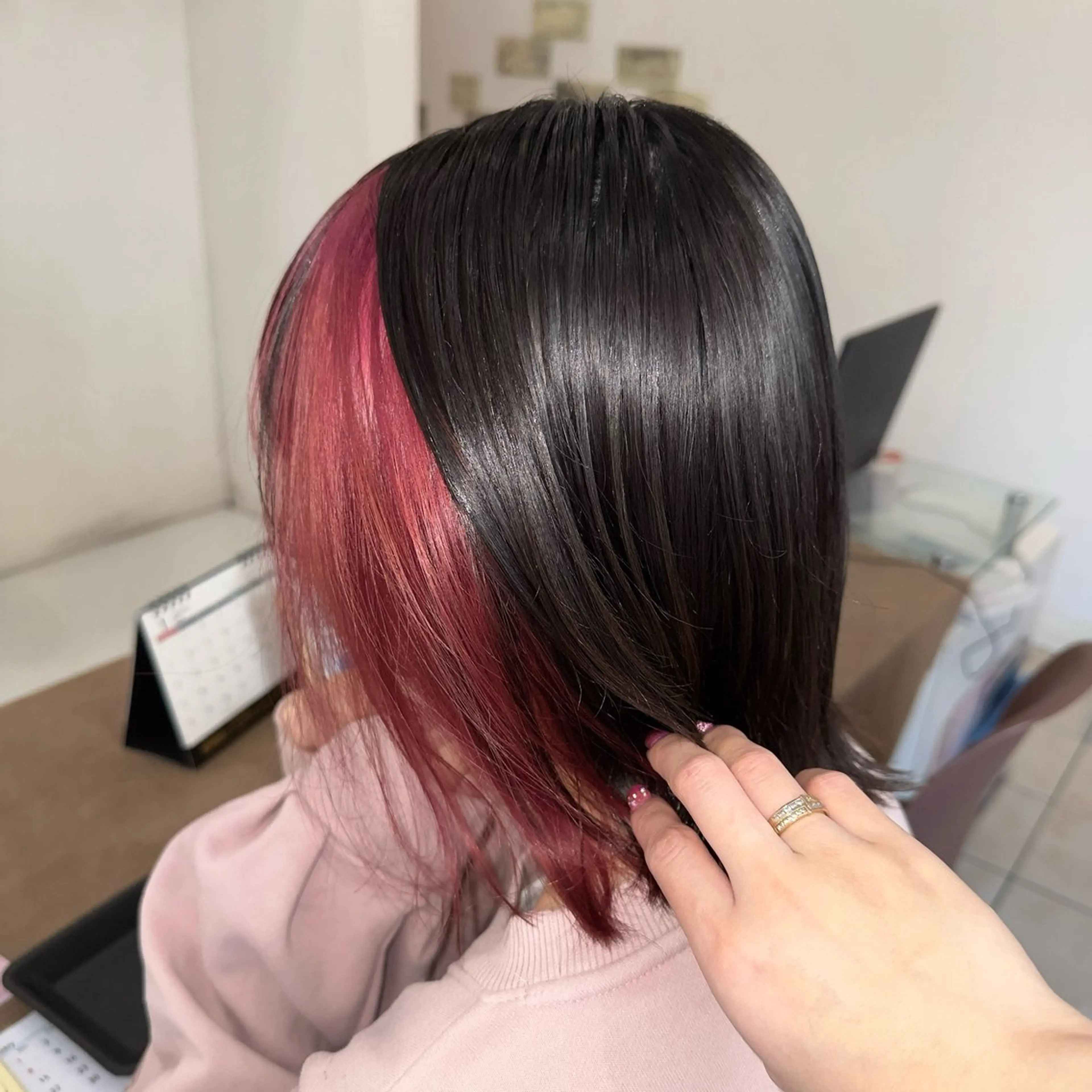 ミディアム カラー ヘアカラー 艶髪 インナーカラーのヘアスタイル