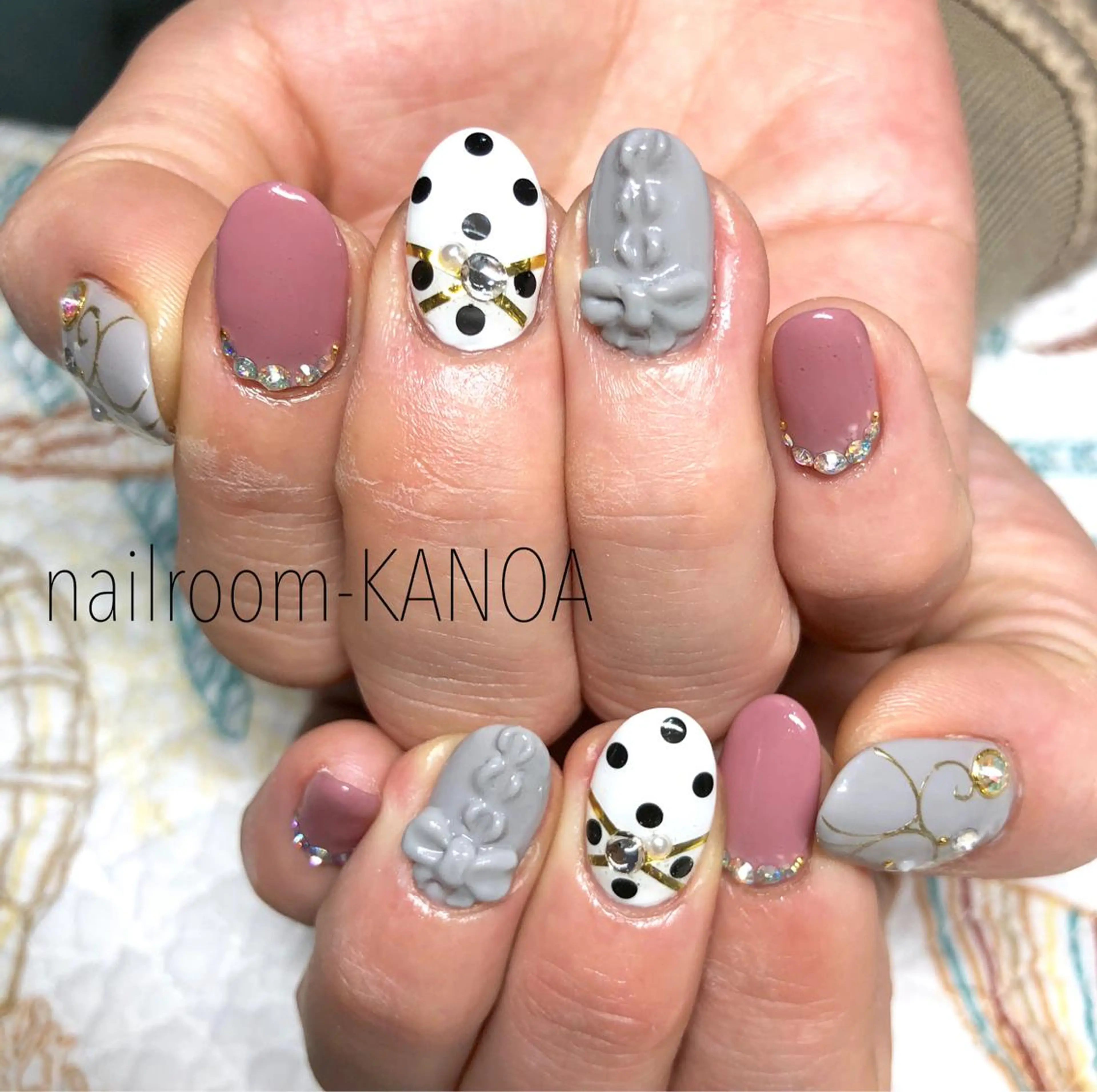 ミディアム ネイル ドット ハンドネイル nailroom- KANOAのネイルデザイン