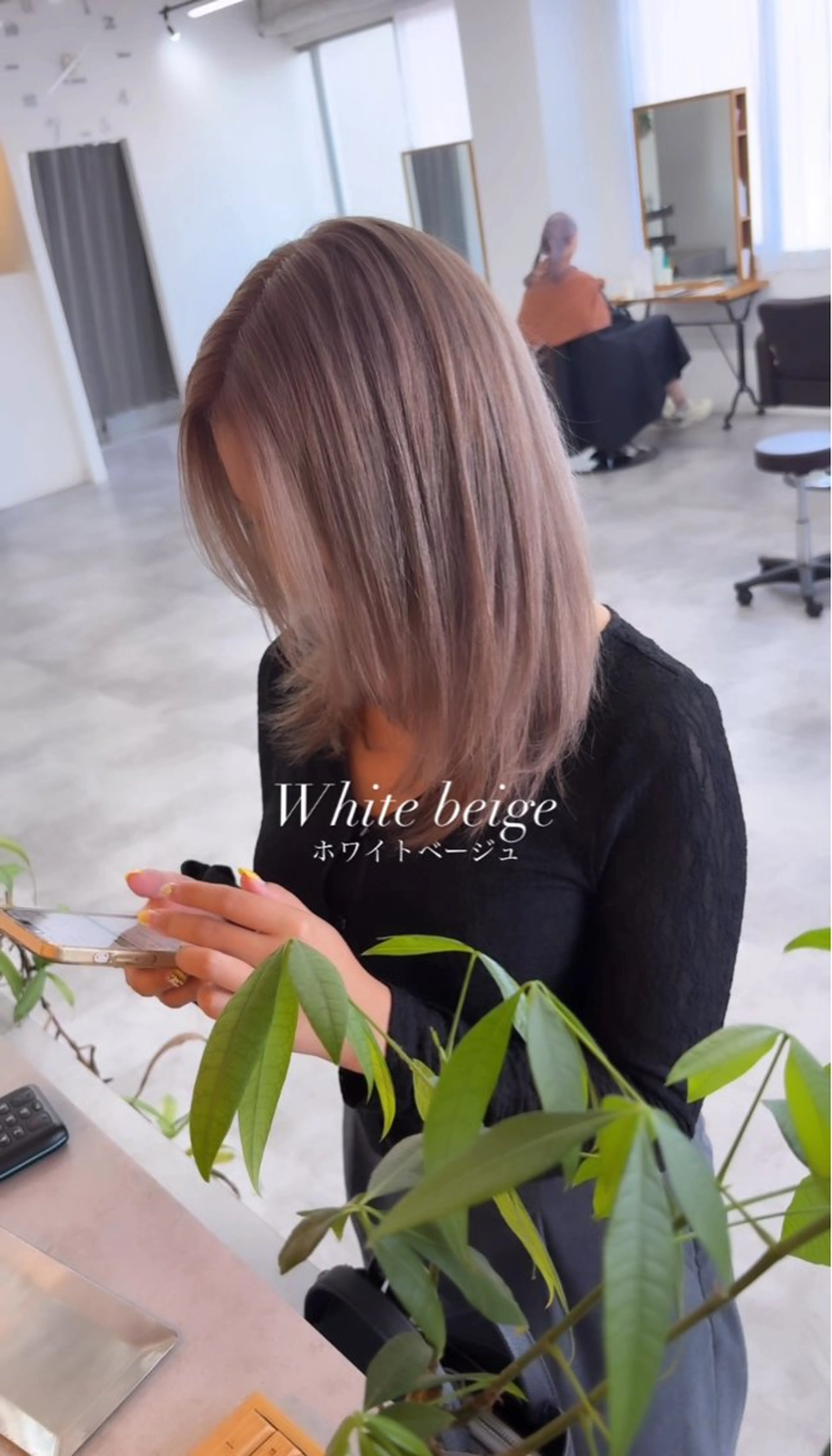 ミディアム カラー ベージュカラー ホワイトベージュ TORA【Li's /東大阪布施美容室】のヘアスタイル