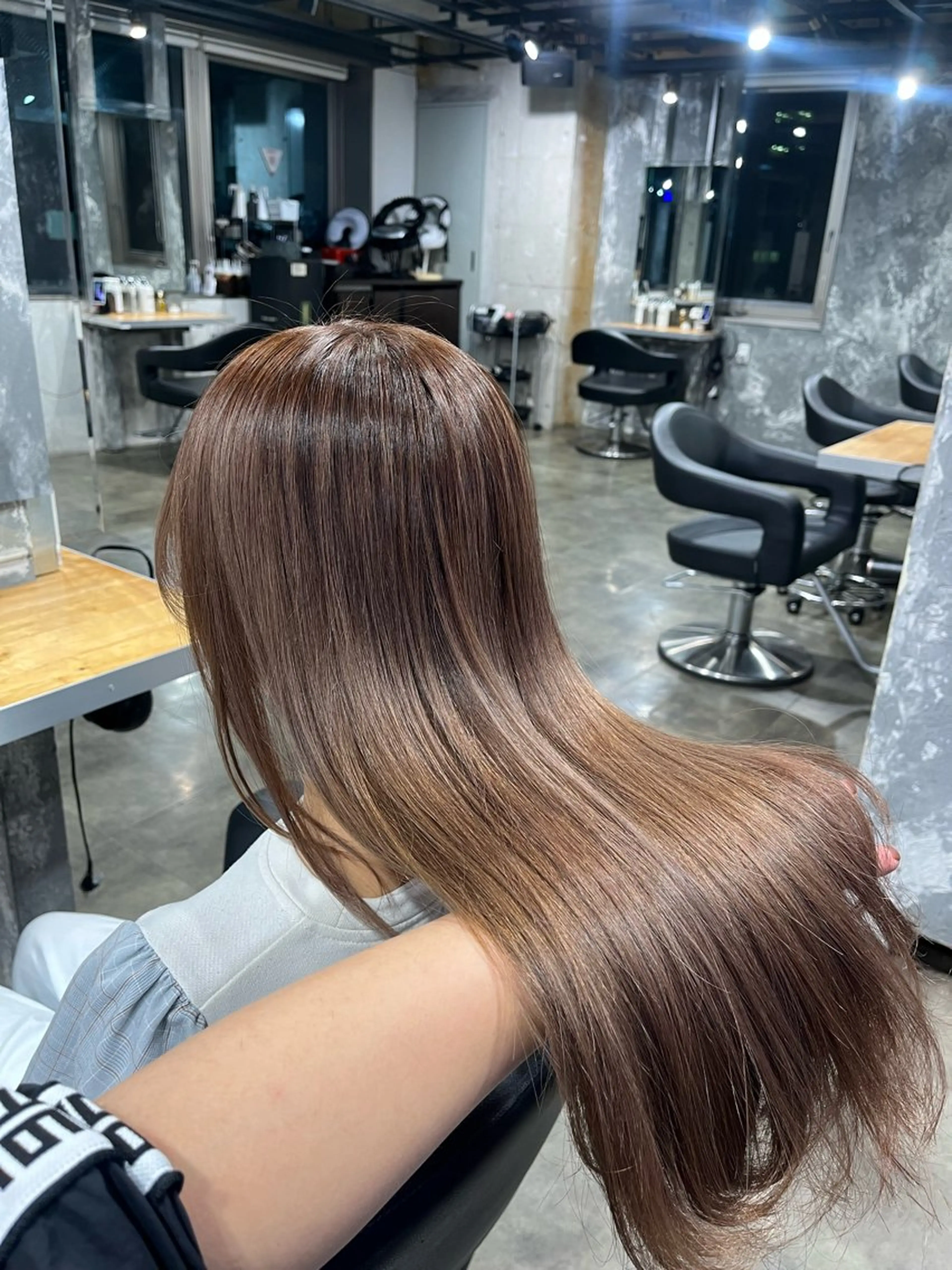 ロング カラー ヘアカラー ハイトーンカラー 🦄レイヤーカットのヘアスタイル