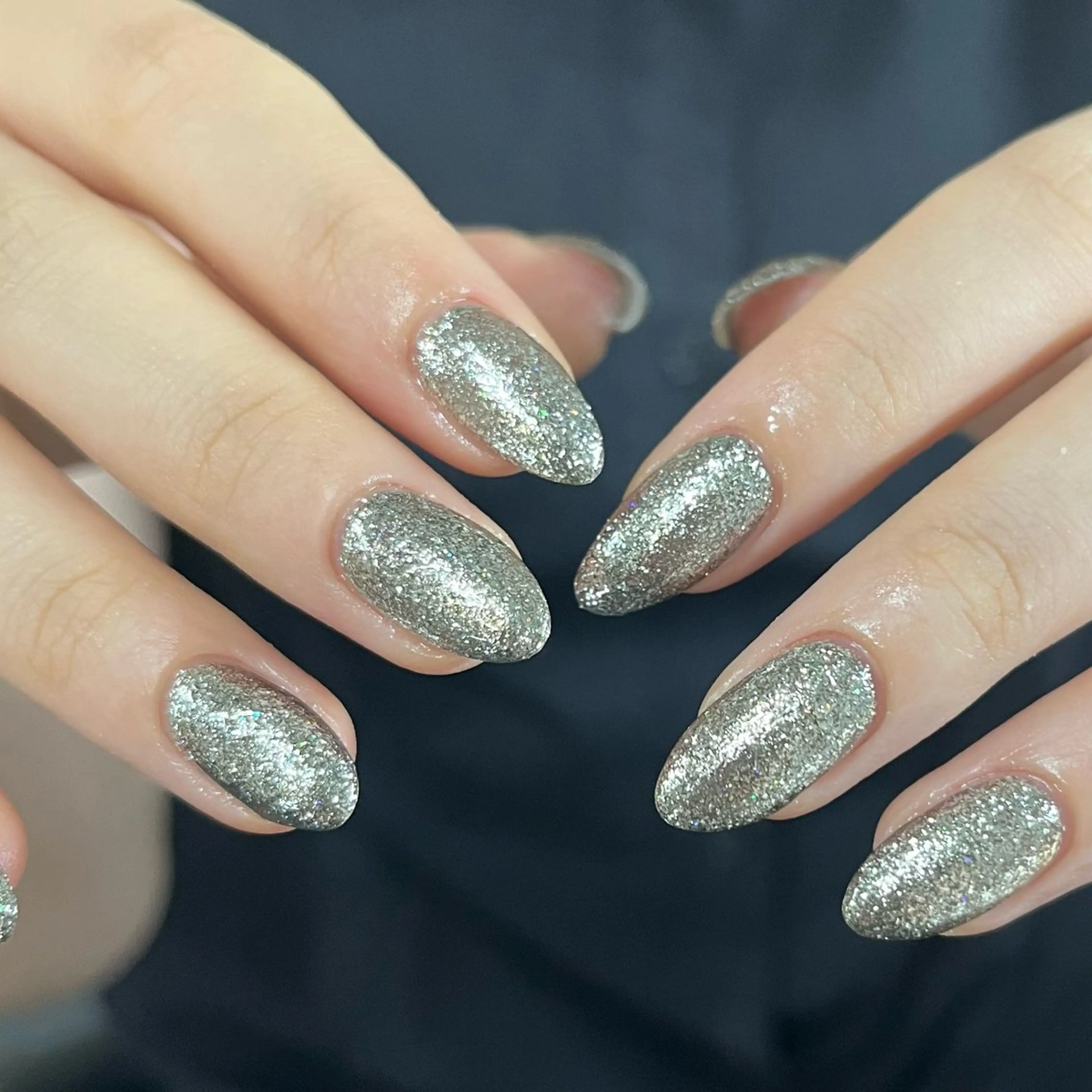 ネイル フラッシュネイル キラキラネイル ラメ(グリッター) ワンカラーネイル シルバー ハンドネイル ハンドケア 🎀NAIL🎀 AI🪄︎︎◝✩のネイルデザイン