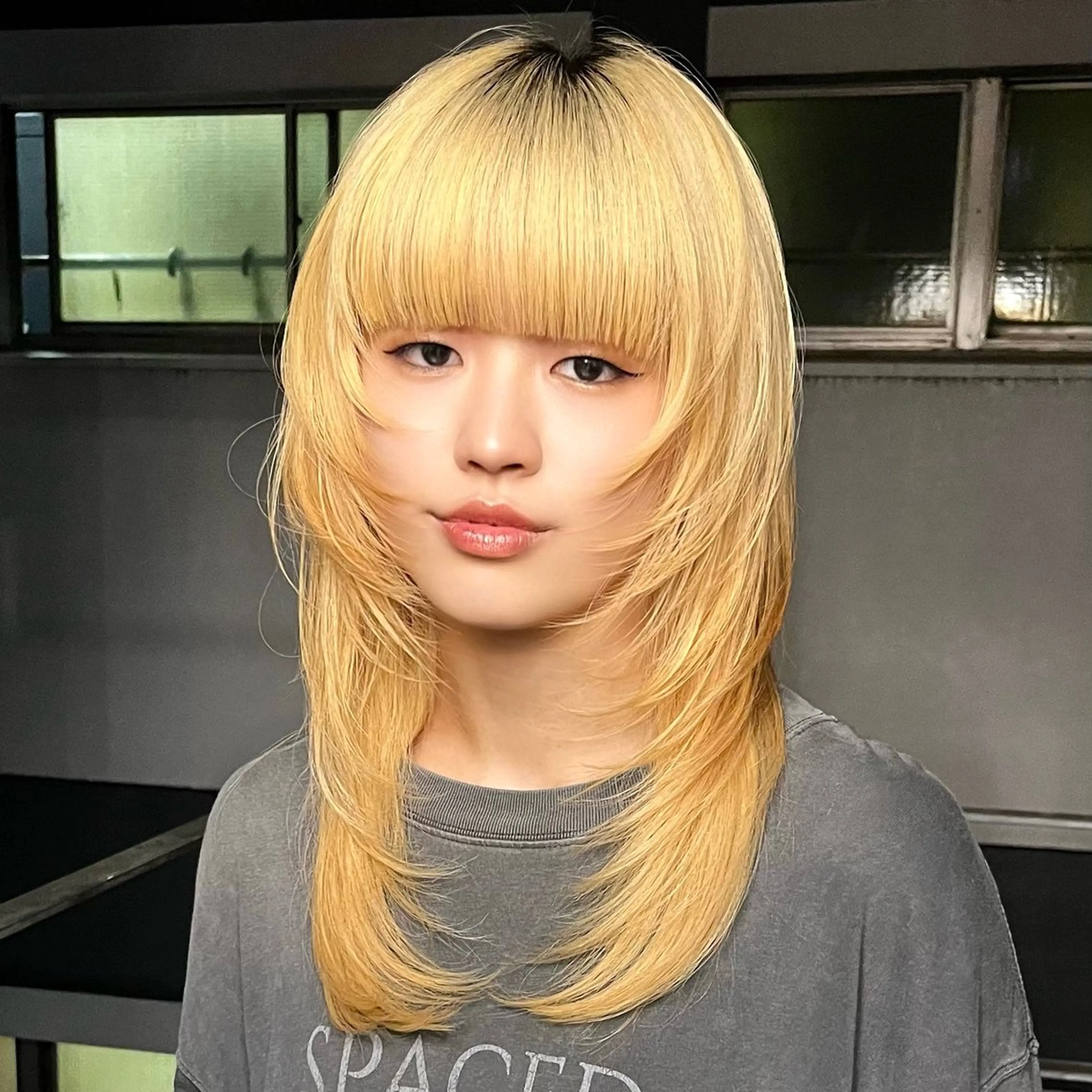 セミロング ウルフとハイトーン オタク美容師のユウトのヘアスタイル