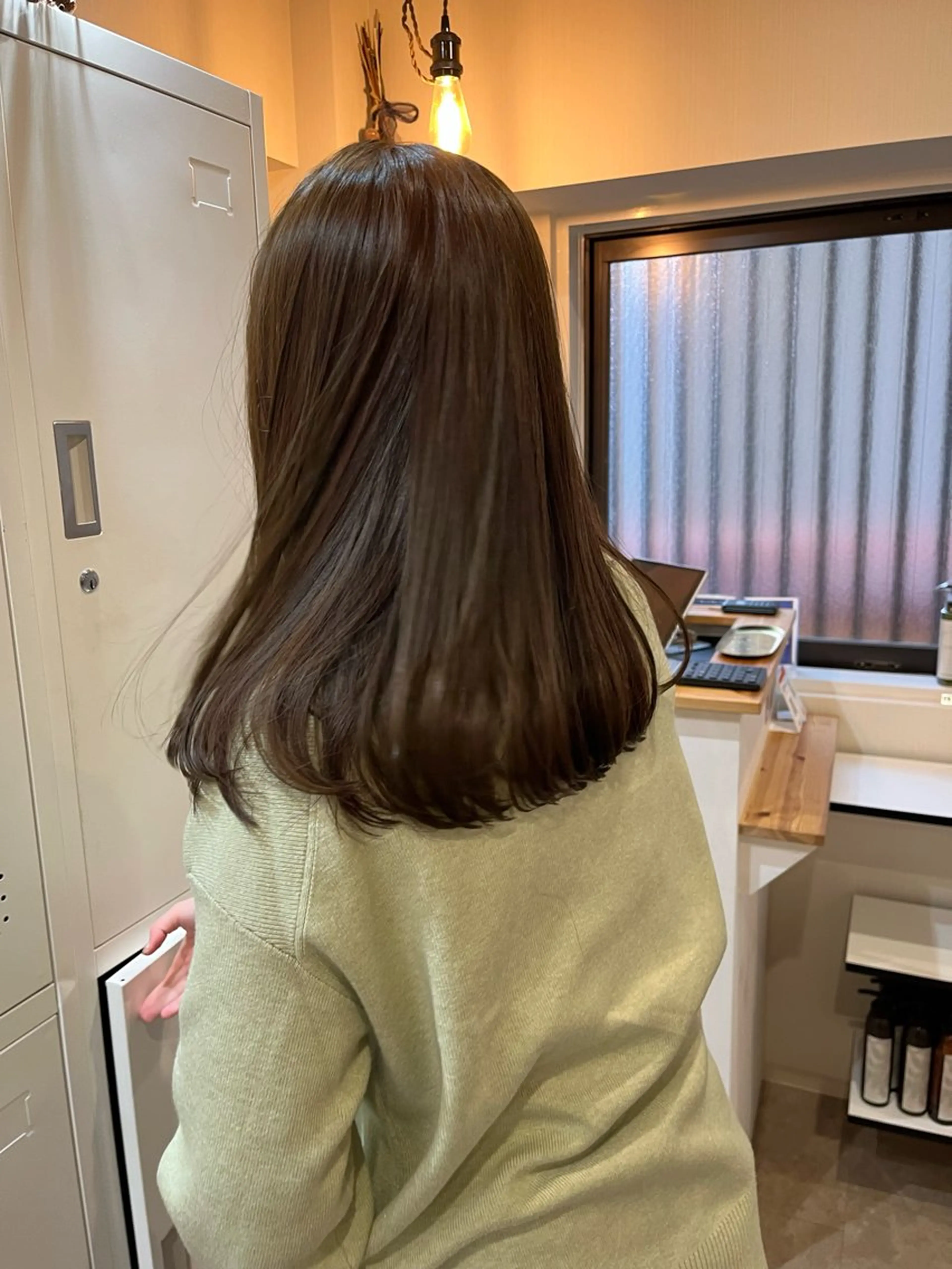 セミロング カラー グレージュ オリーブグレージュ オリーブグレー 下石怜子/レイヤー カット/透明感カラーのヘアスタイル