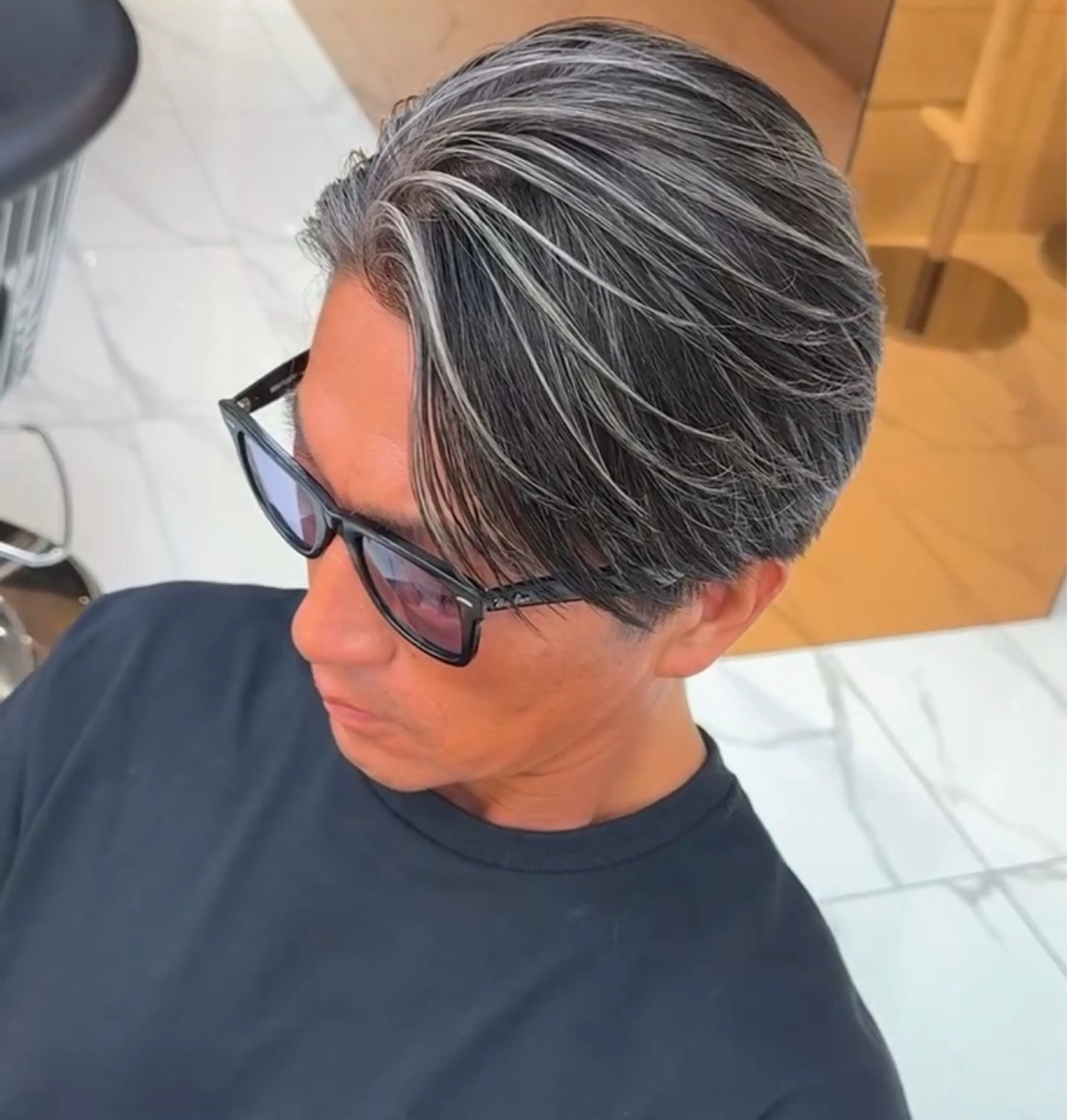 カラー メンズ センターパート メンズハイライト メンズメッシュ 黒髪 ハイライトカラー カット ヘアカラー 大人メッシュ/ ハイライト/ぽんのヘアスタイル