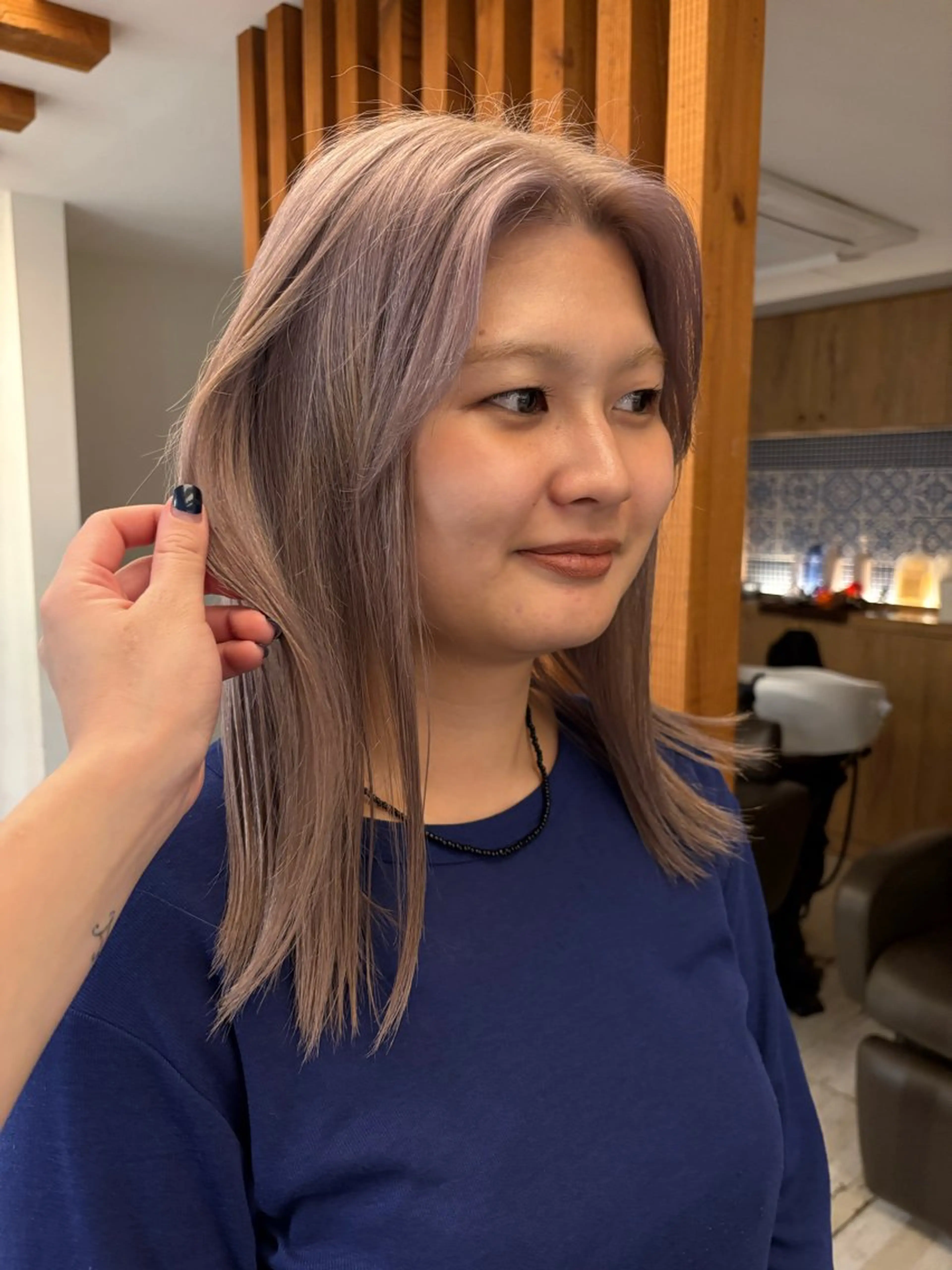 ミディアム カラー ベージュカラー ブリーチ ブロンド パープルカラー リカ/ハイトーン ・オリーブ🍀のヘアスタイル