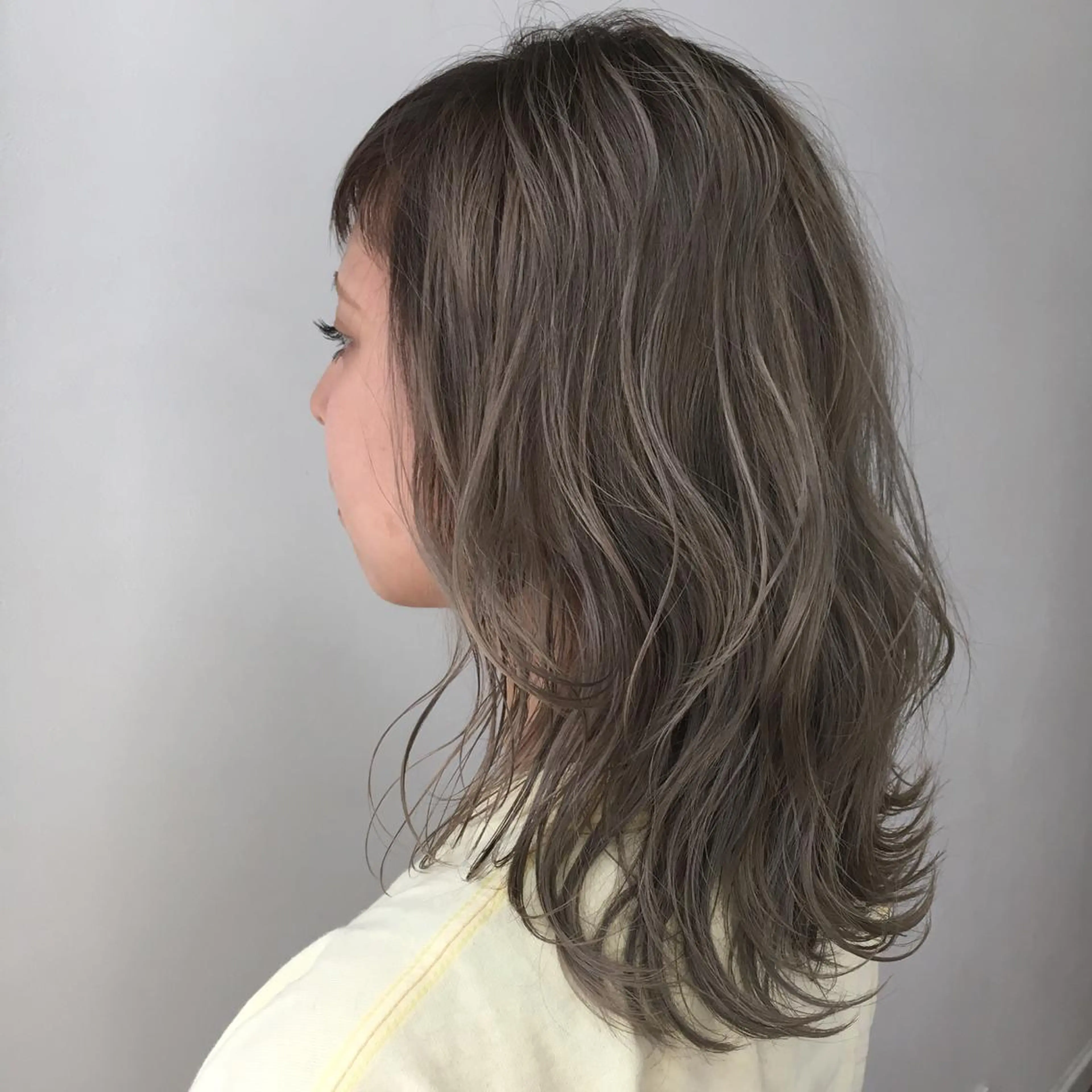 セミロング カラー ベージュカラー フォギーベージュ ハイライトカラー 外国人風カラー ハイライト ヘアカラー トリートメント レイヤー/顔周り /AKARIのヘアスタイル