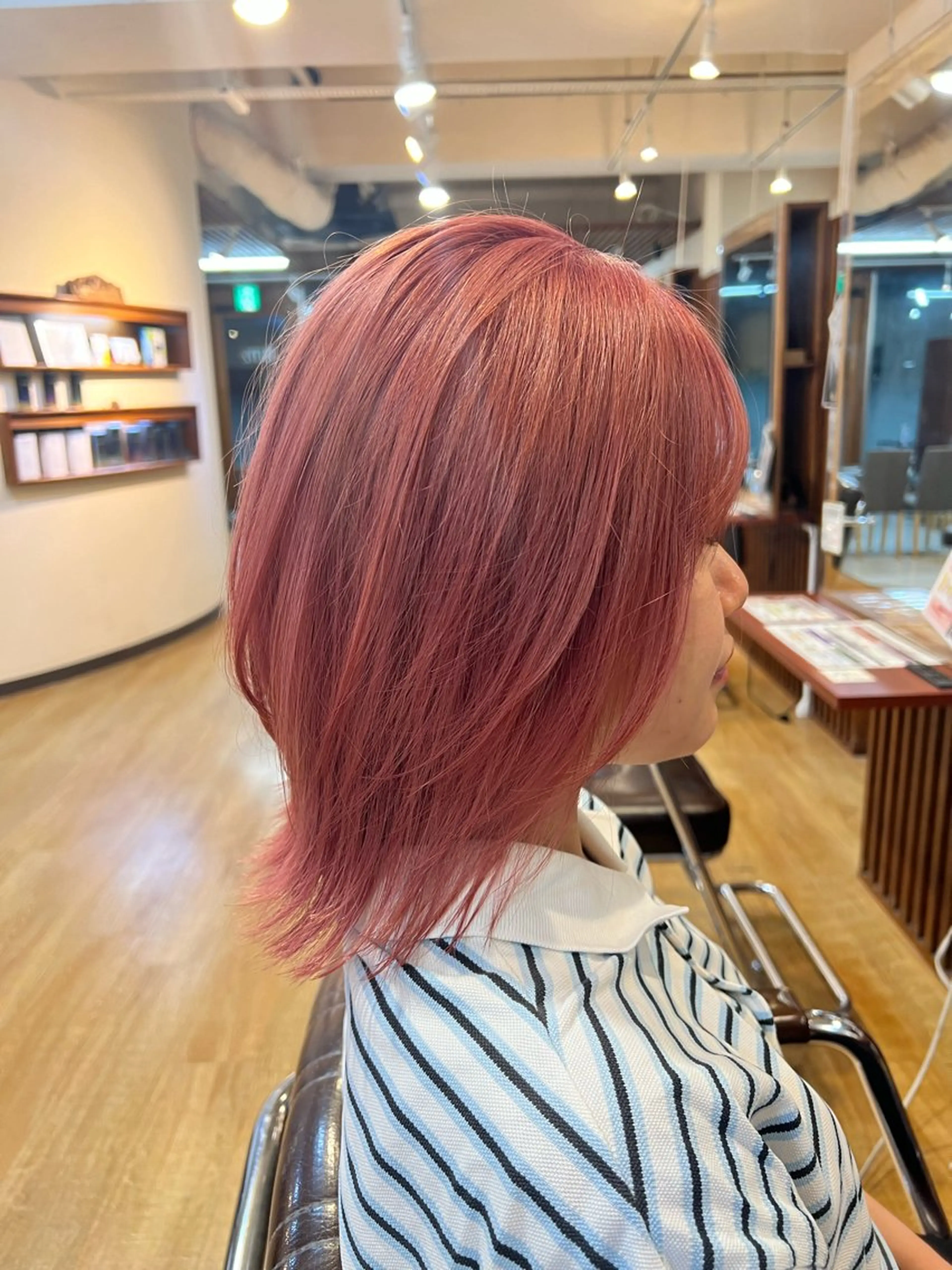 ミディアム カラー ブリーチ ハイトーンカラー カット ヘアカラー 海外ガール ハイトーン　竹井俊介のヘアスタイル