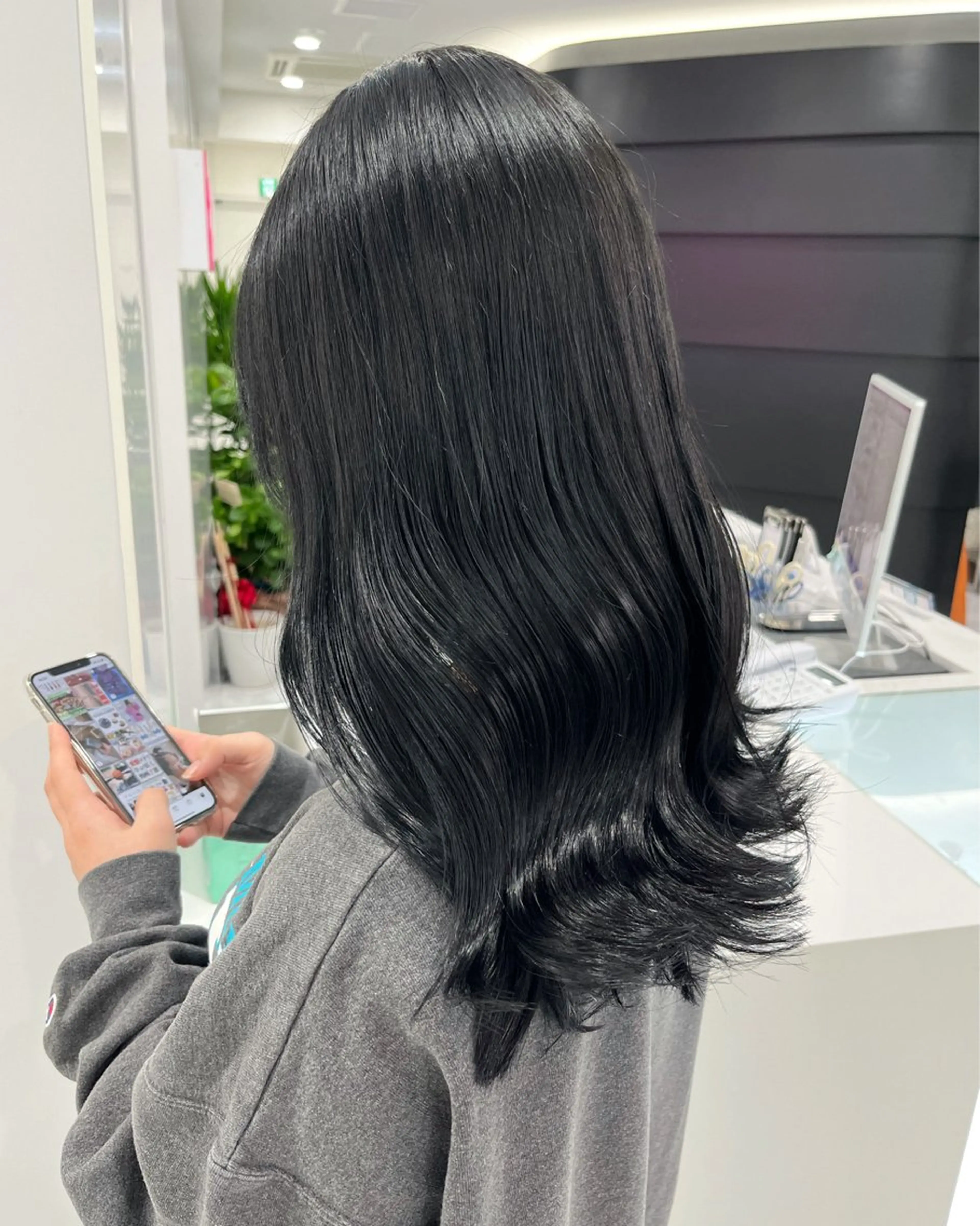 セミロング カラー 🩵韓国レイヤー× 寒色カラー🩵のヘアスタイル
