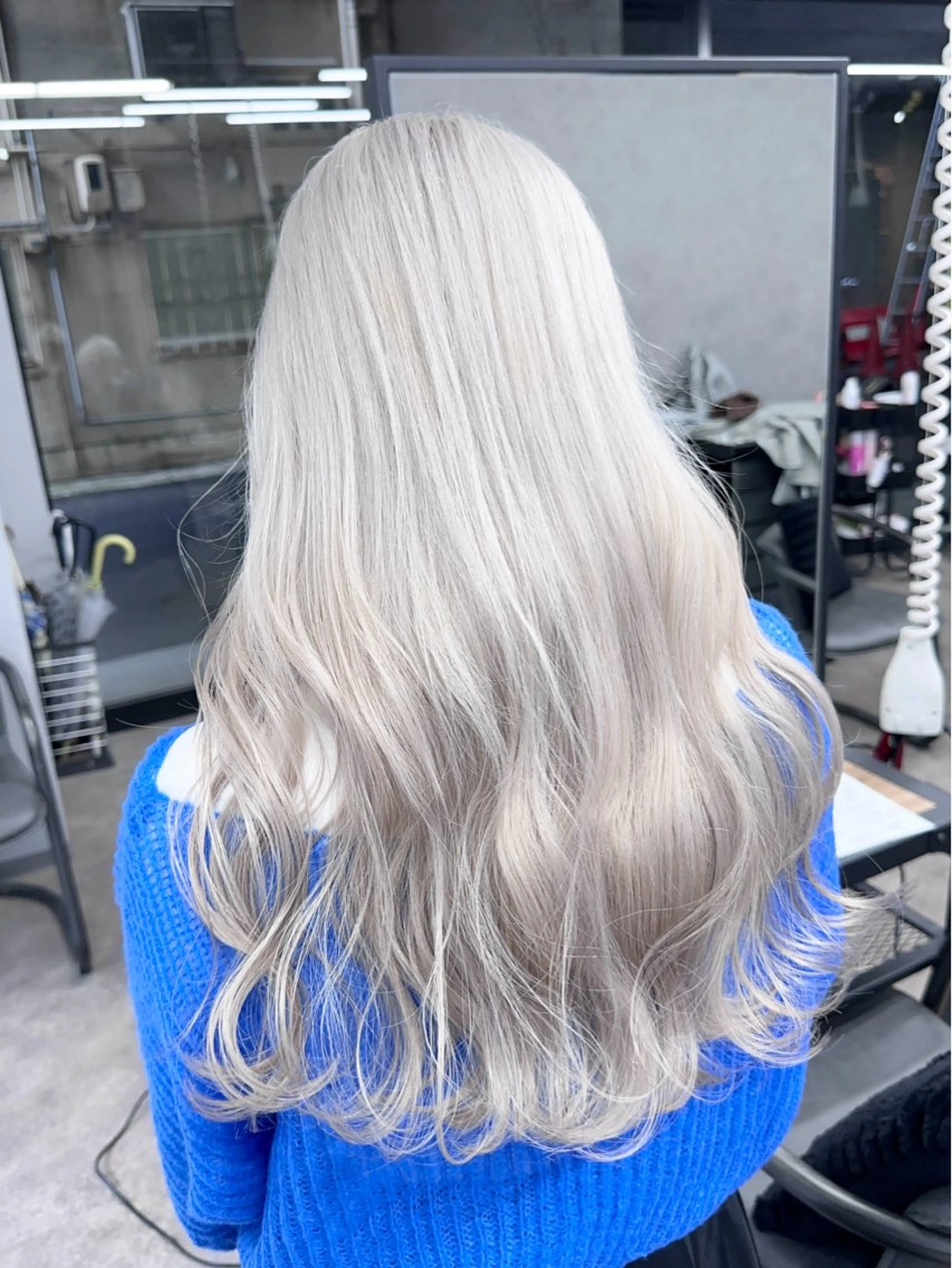 ロング カット ヘアカラー 前髪カット🩶レイヤ ー🩶ハイトーン🩶のヘアスタイル