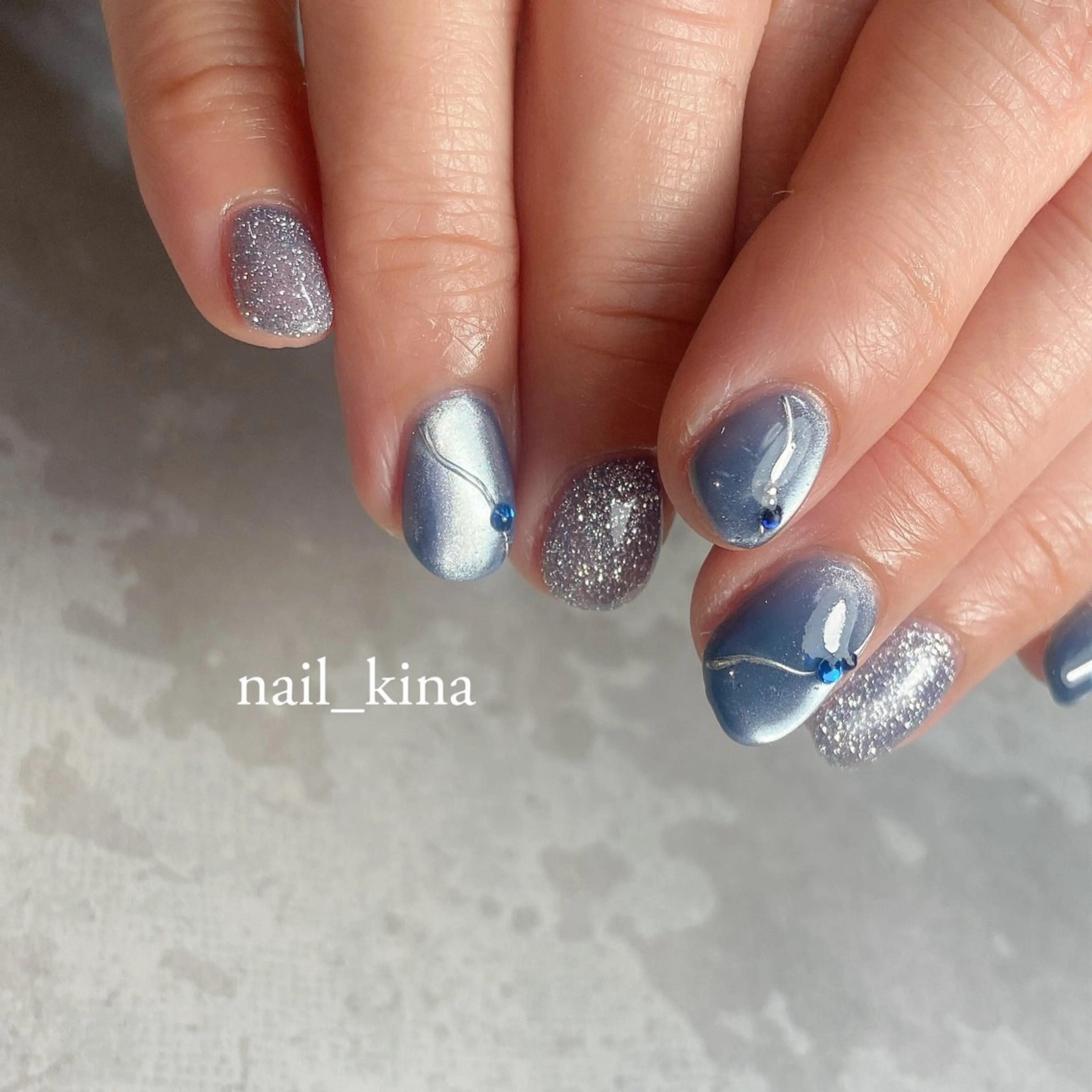 ネイル ブルー フラッシュネイル キラキラネイル マグネットネイル ニュアンスネイル ハンドネイル nail_ kinaのネイルデザイン