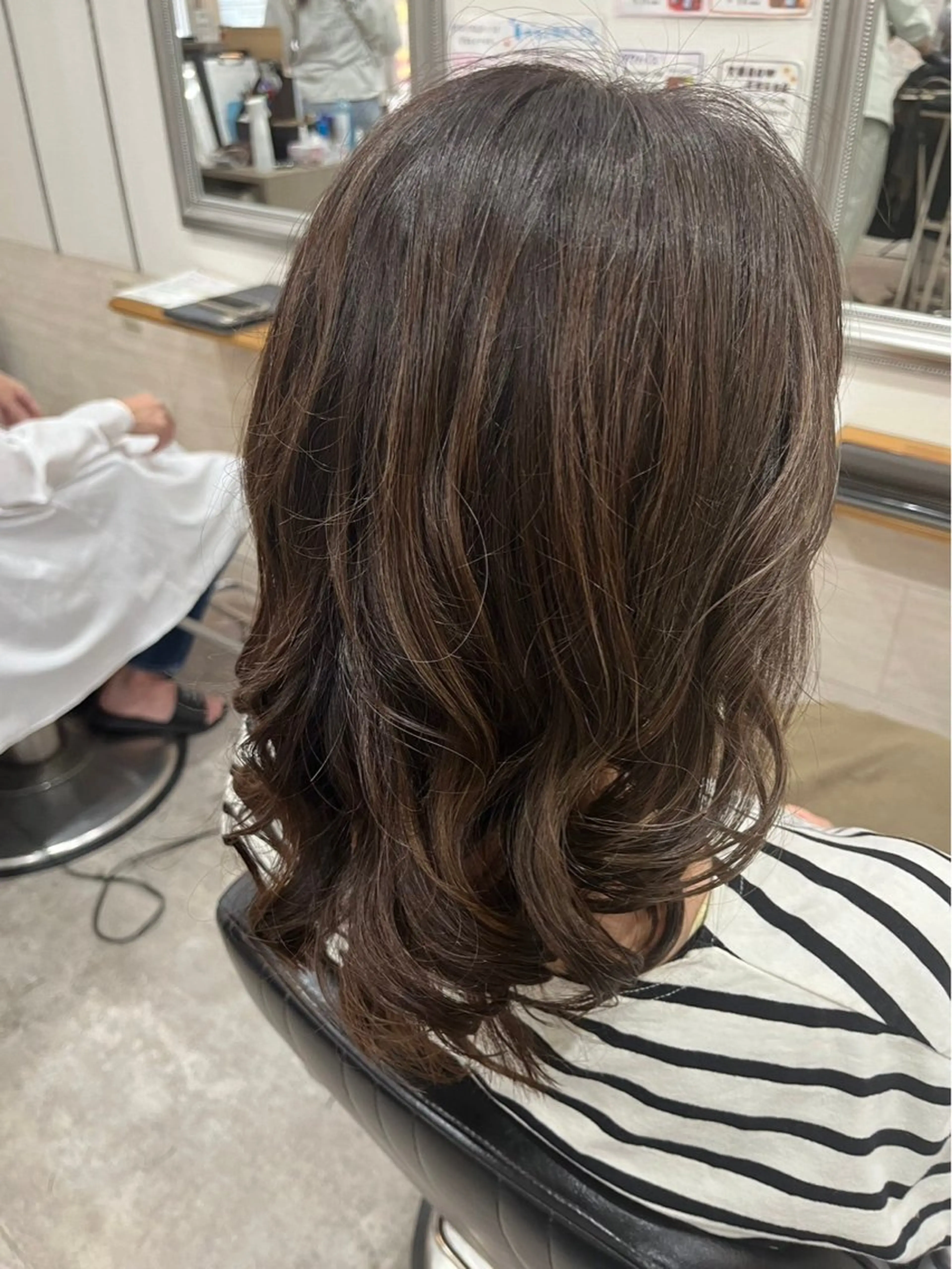 ミディアム カラー 生尾 虹水のヘアスタイル
