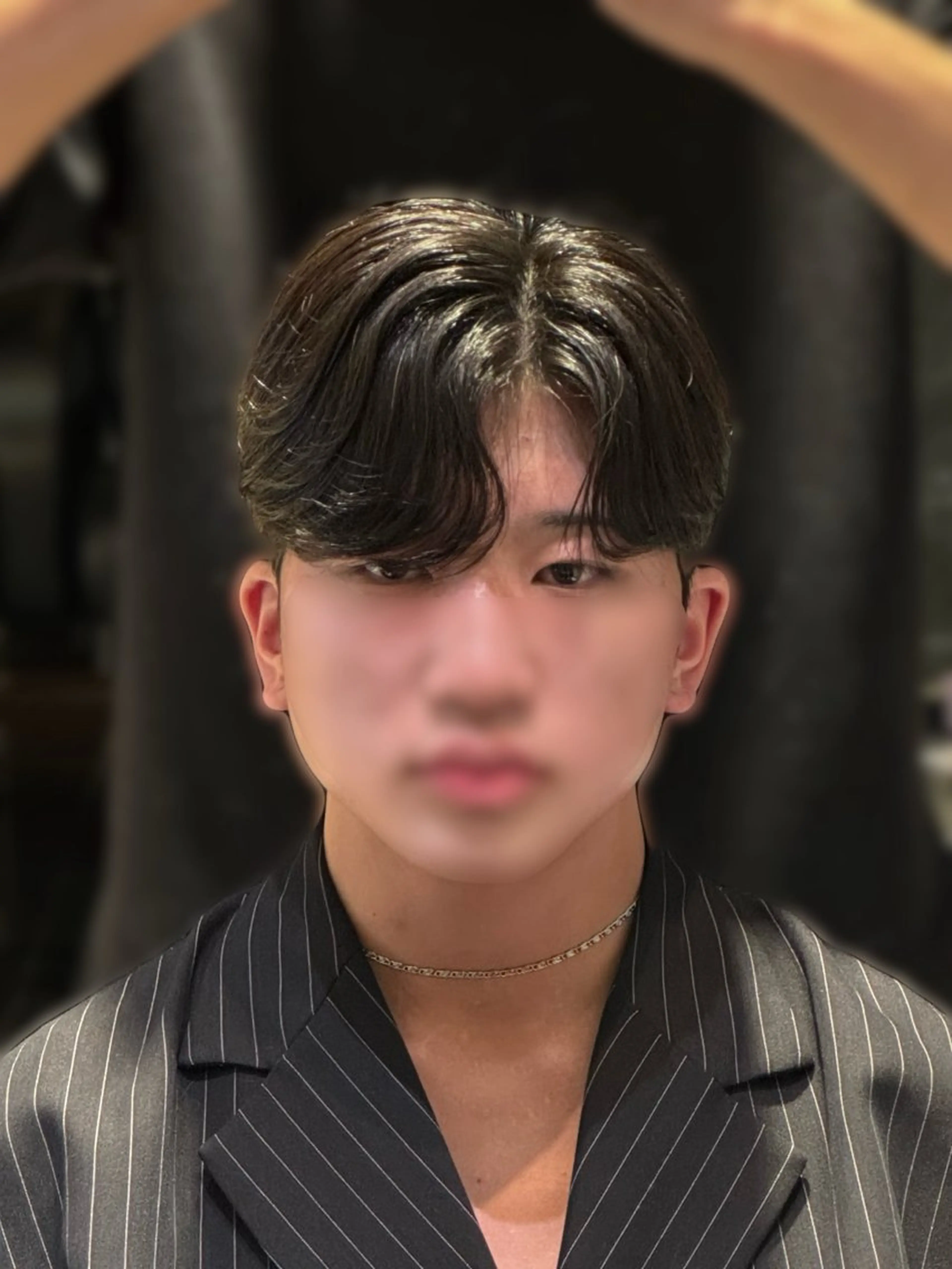 ショート パーマ メンズ センターパート コンマヘア ダウンパーマ カルマパーマ メンズ韓国風 YUKI🇰🇷 カルマ／ダウンパーマのヘアスタイル