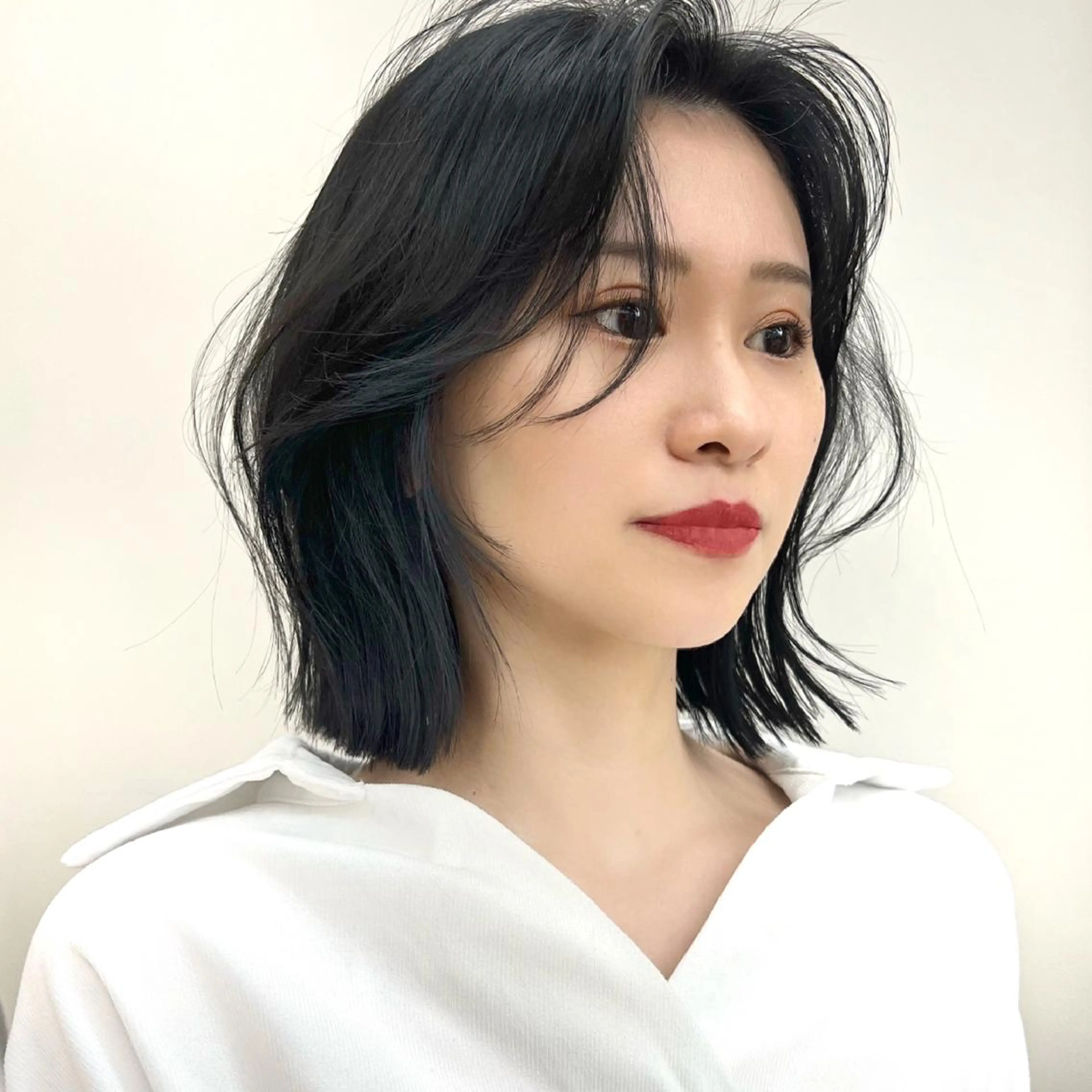 ミディアム カラー ブリーチ ボブ カット ヘアカラー トリートメント ニュアンスレイヤー ハイトーンカラーのヘアスタイル