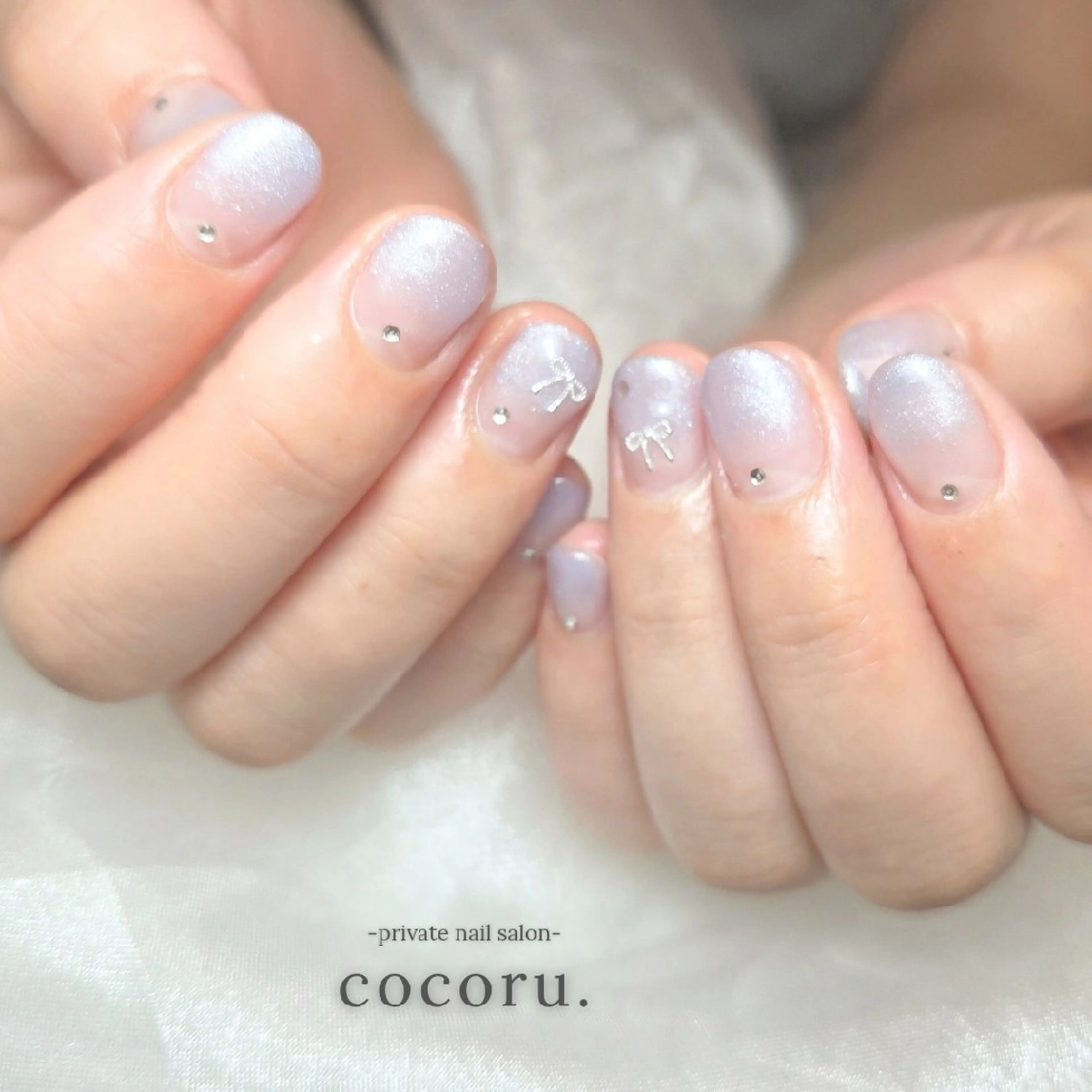 ネイル リボン ストーンネイル ハンドネイル nail salon cocoru.のネイルデザイン