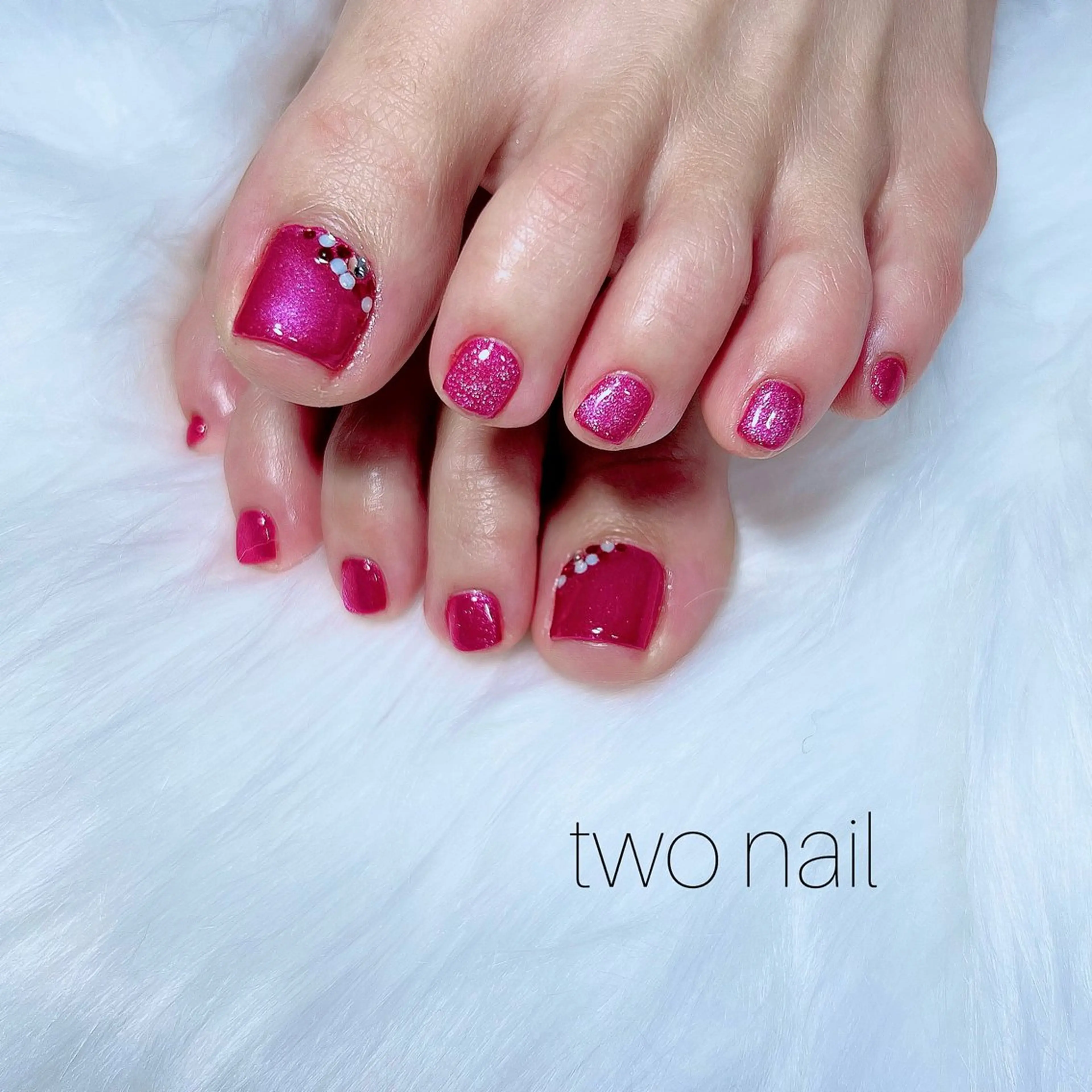 ネイル キラキラネイル マグネットネイル ネイルチップ ホワイト ハンドネイル two nailのネイルデザイン