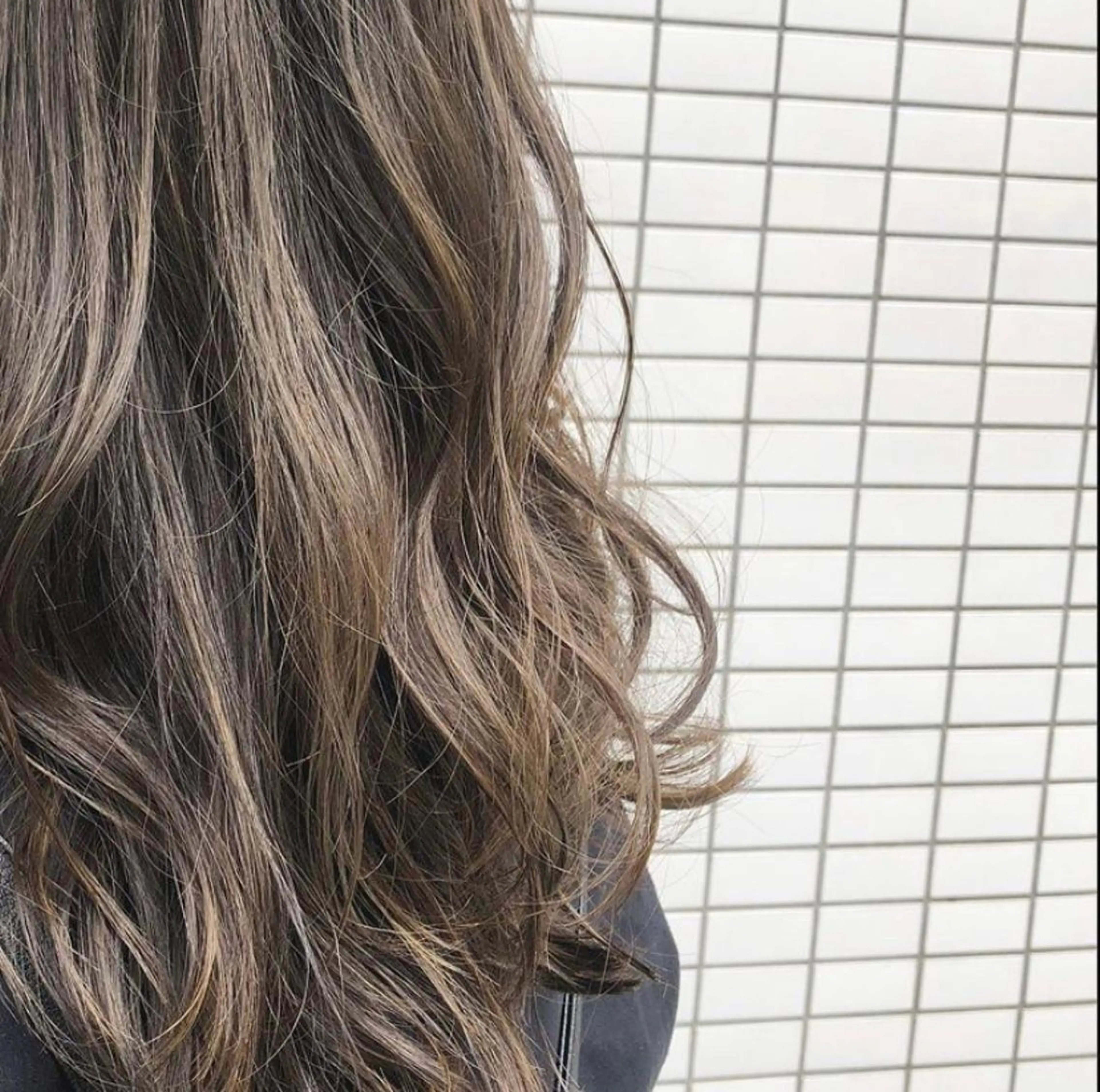 ミディアム カラー THE DAY所属・AKI HASHIMOTOのヘアスタイル