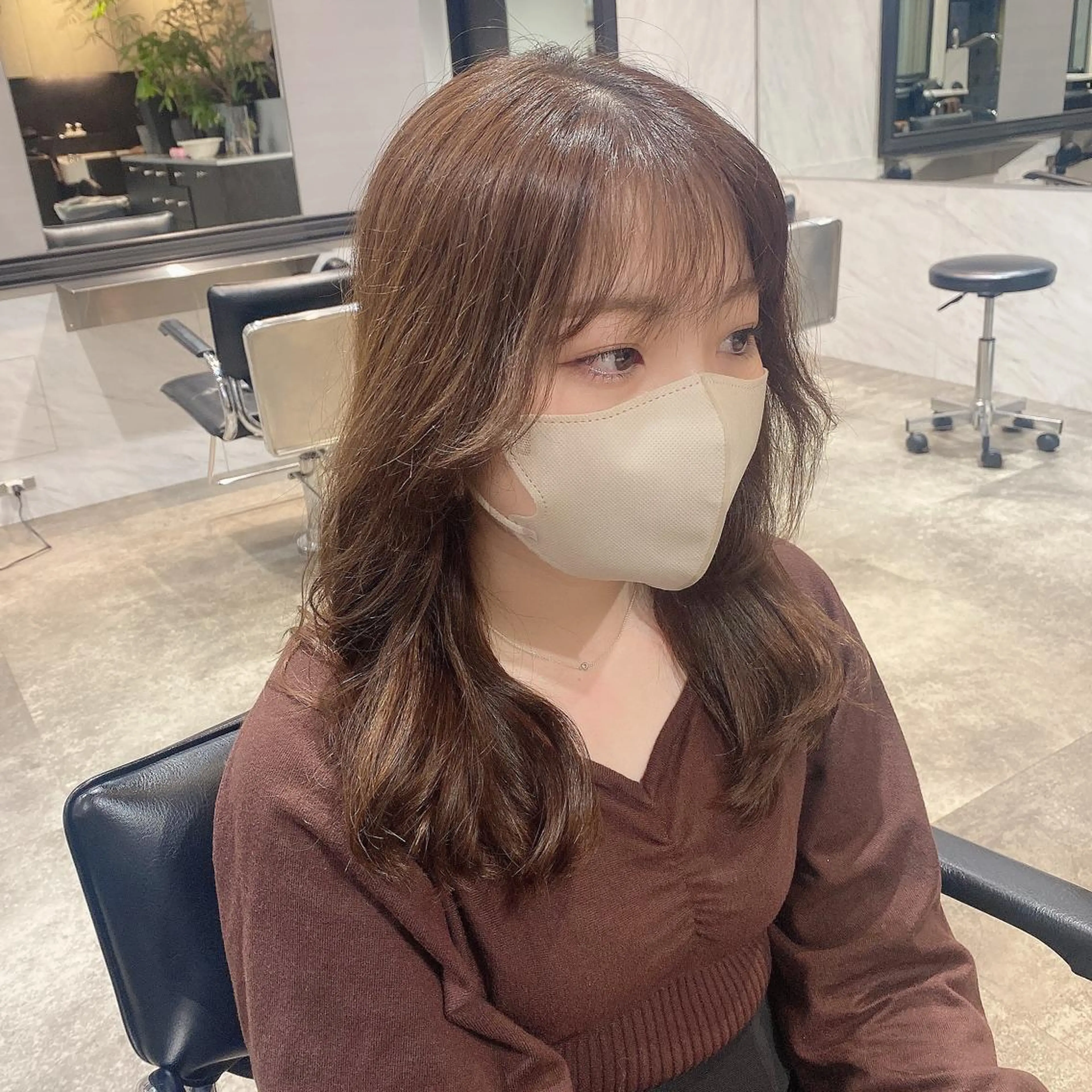 セミロング パーマ ヘアアレンジ セミロングパーマ 顔周りカット youres hair東新宿店所属・新宿⌇韓国風ヘア ⌇透明感カラーのヘアスタイル