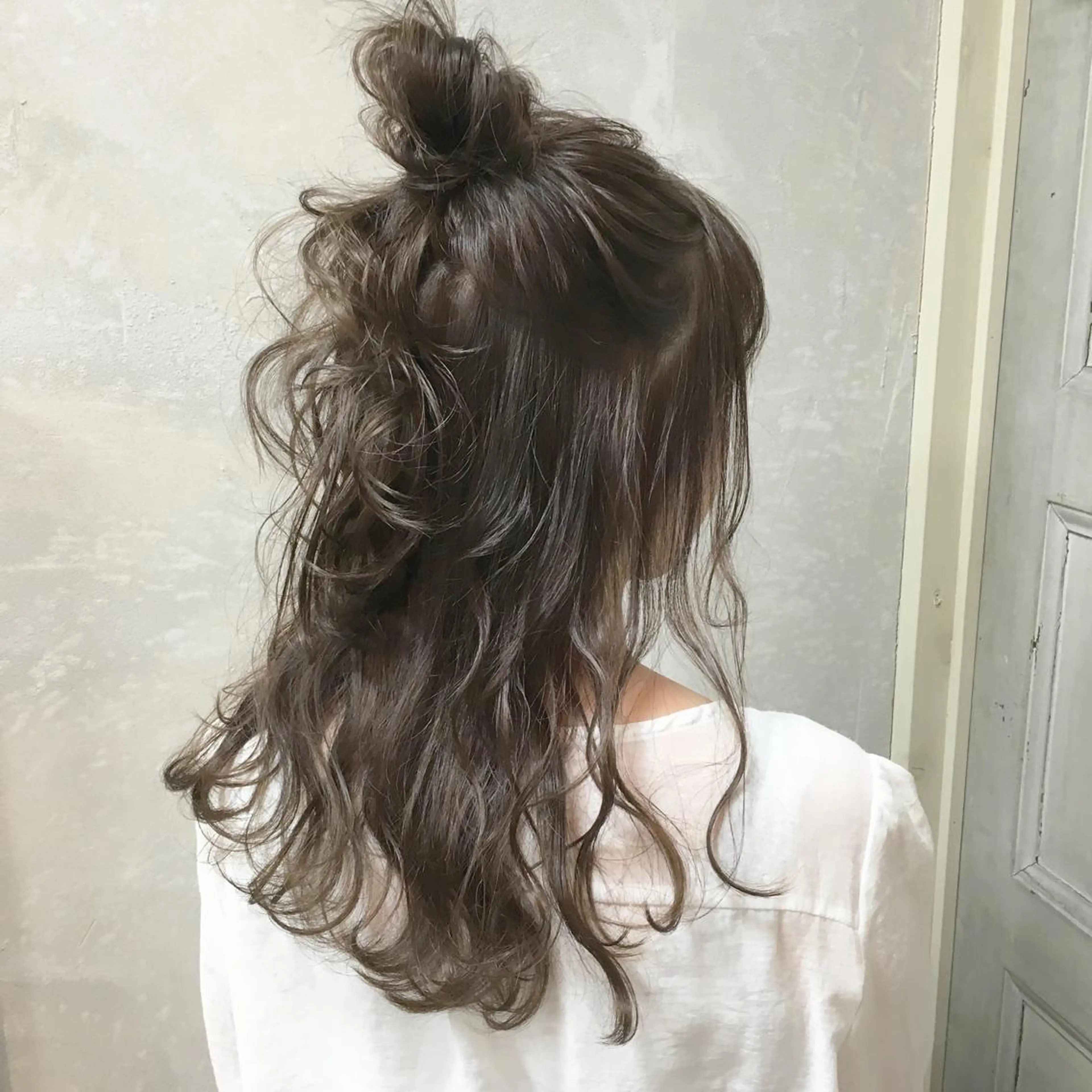 セミロング カラー ヘアアレンジ ハーフアップ お団子ヘア アッシュ autre所属・大久保 ひでなりのヘアスタイル