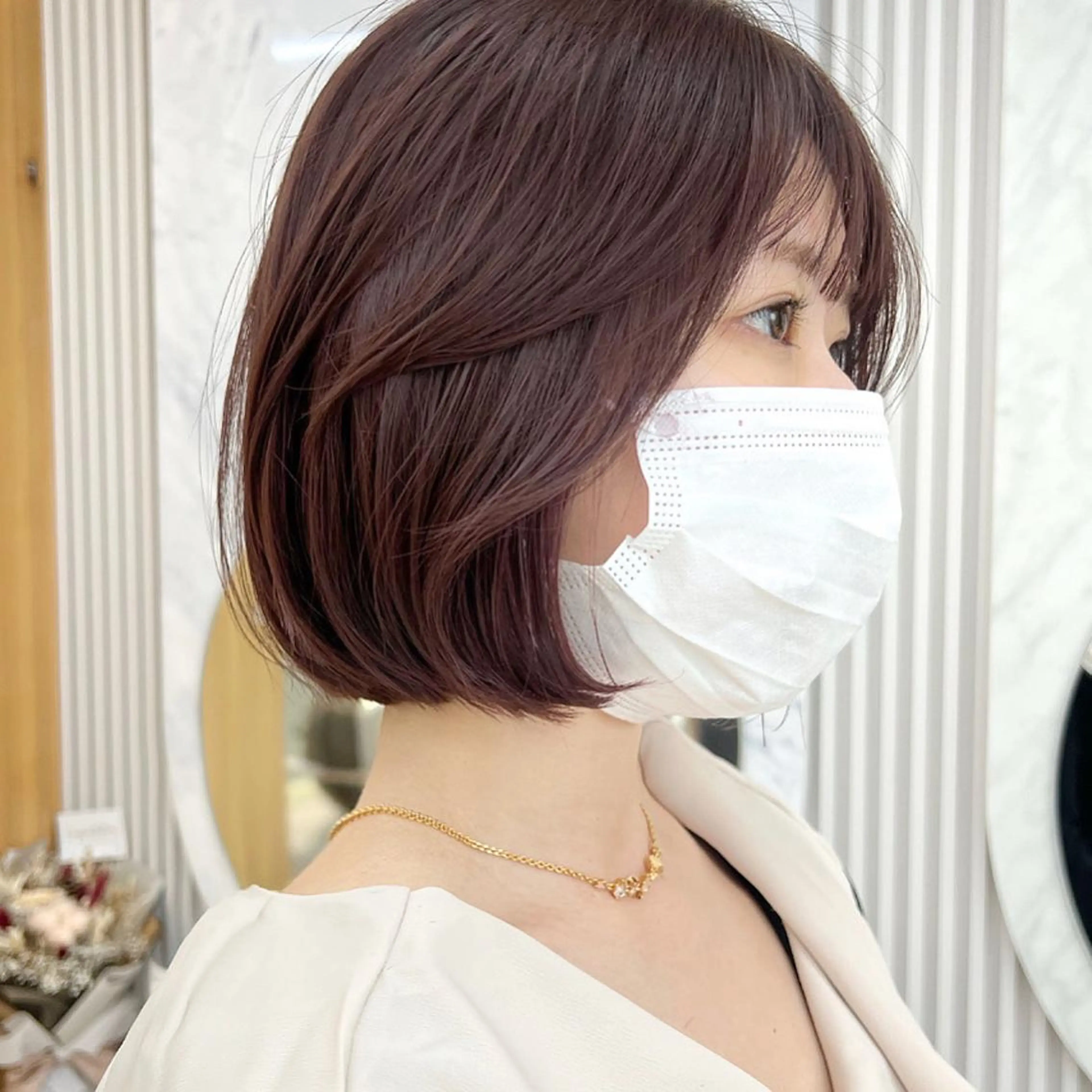 ショート カラー ミストバング グレージュ ボブ くびれヘア 斜めバング カット ヘアカラー トリートメント ニュアンスレイヤー ハイトーンカラーのヘアスタイル