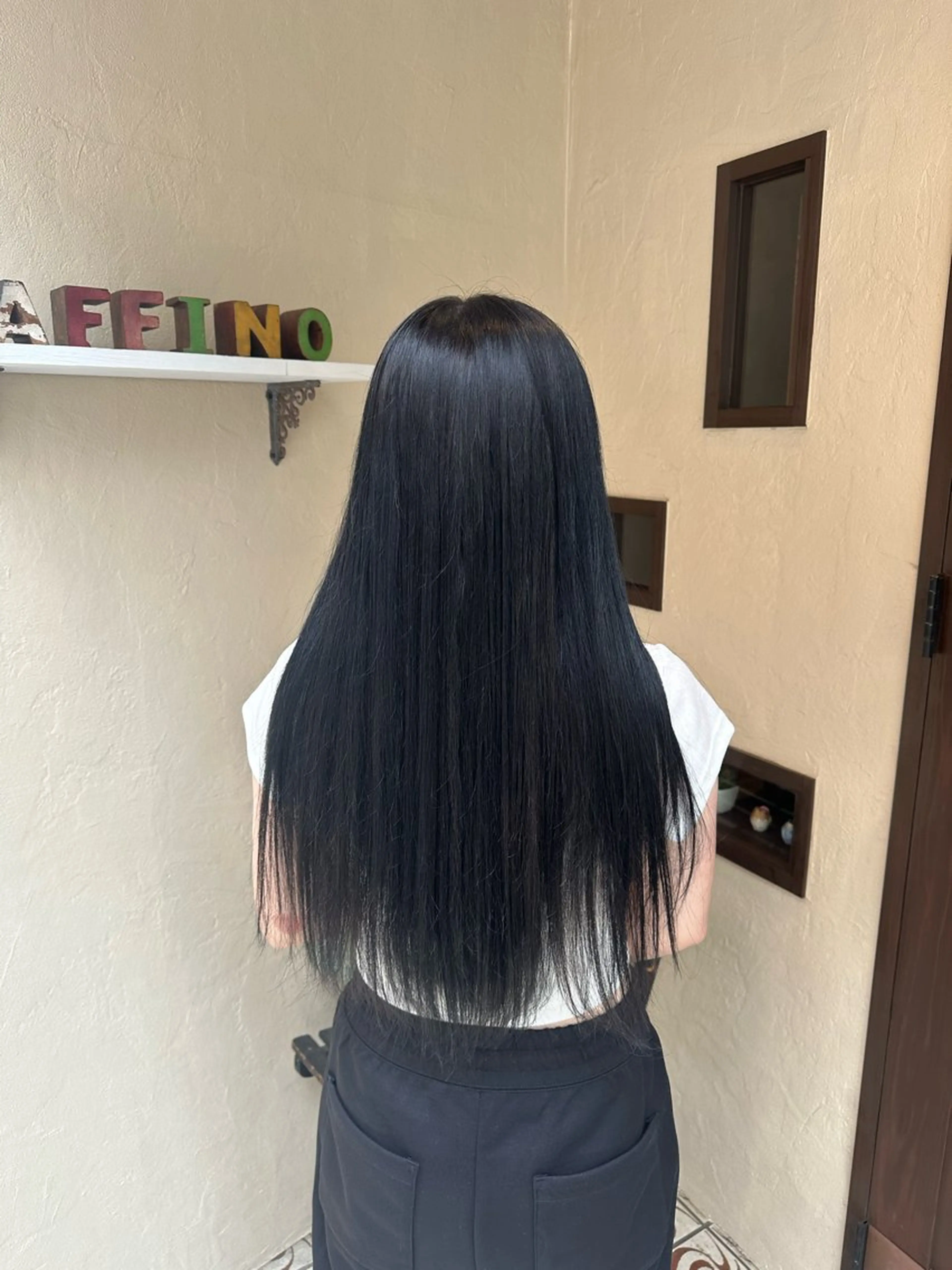 ロング カラー 黒髪 ブルーカラー ブルーブラック ヘアカラー トリートメント 若林 美帆のヘアスタイル