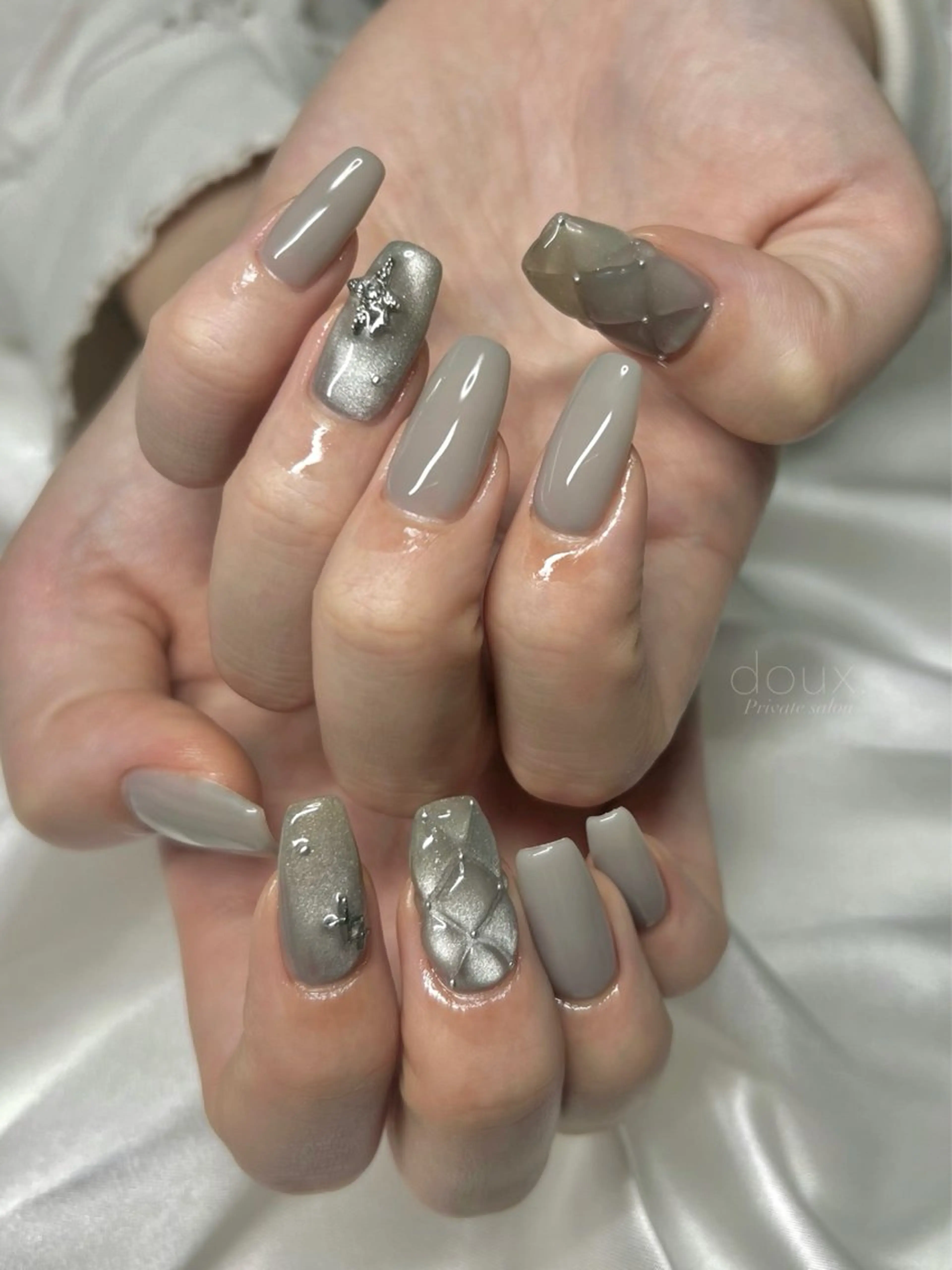 ネイル キラキラネイル 韓国ネイル マグネットネイル 冬ネイル クリスマス ハンドネイル doux. nailのネイルデザイン
