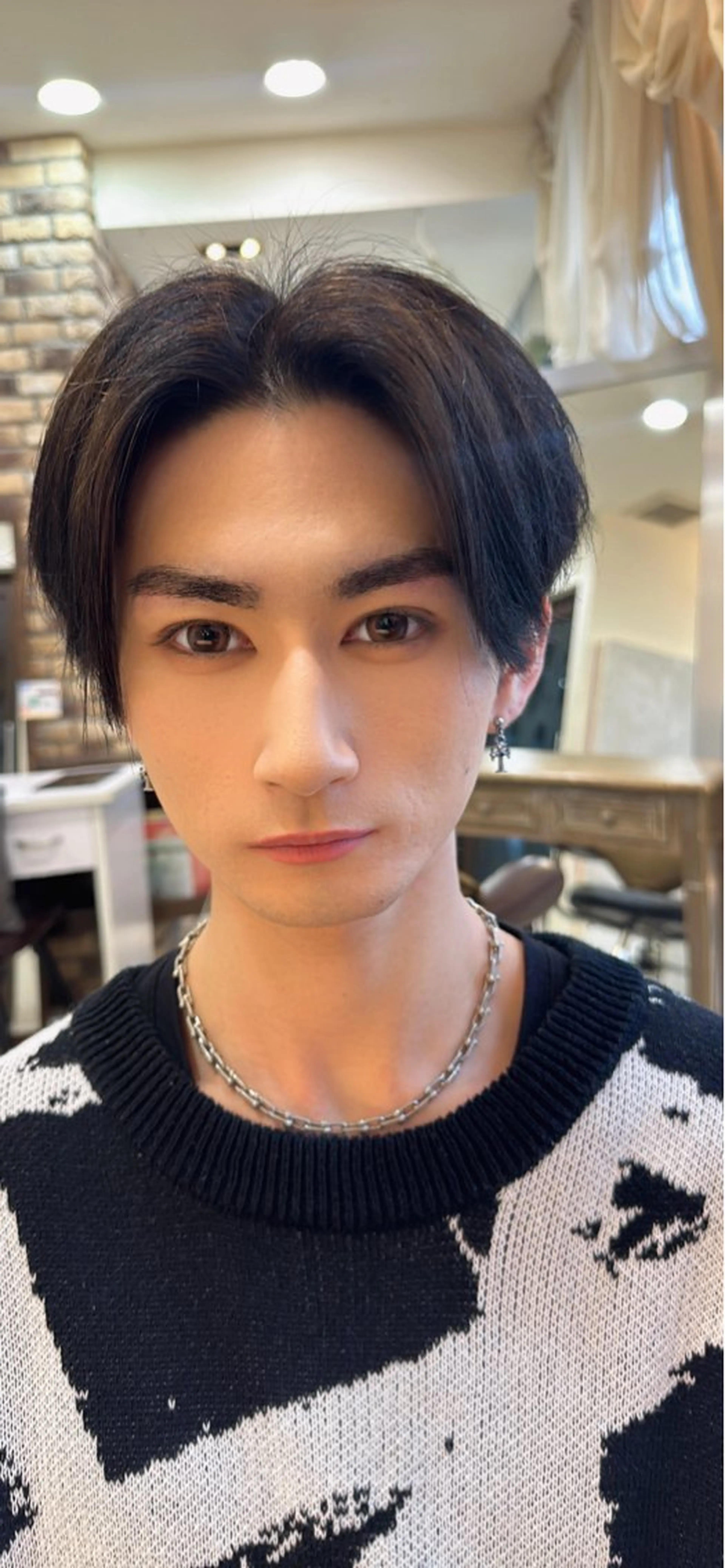 メンズ アイブロウ ラウンドマッシュシャ ドウニュアンスパーマのヘアスタイル