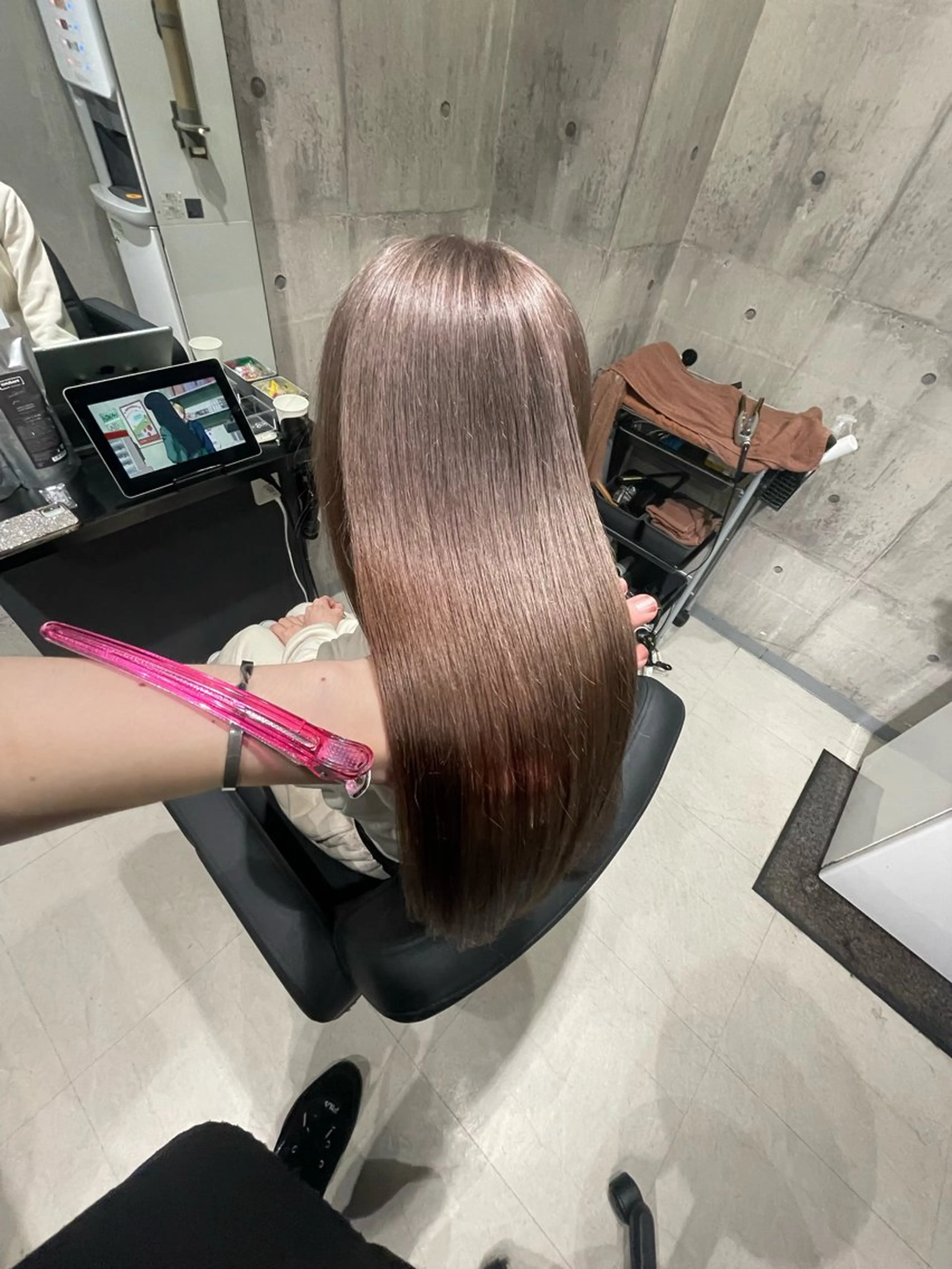 ロング カラー グレージュ ミルクティーグレージュ カット ヘアカラー トリートメント _White ／Hiroのヘアスタイル