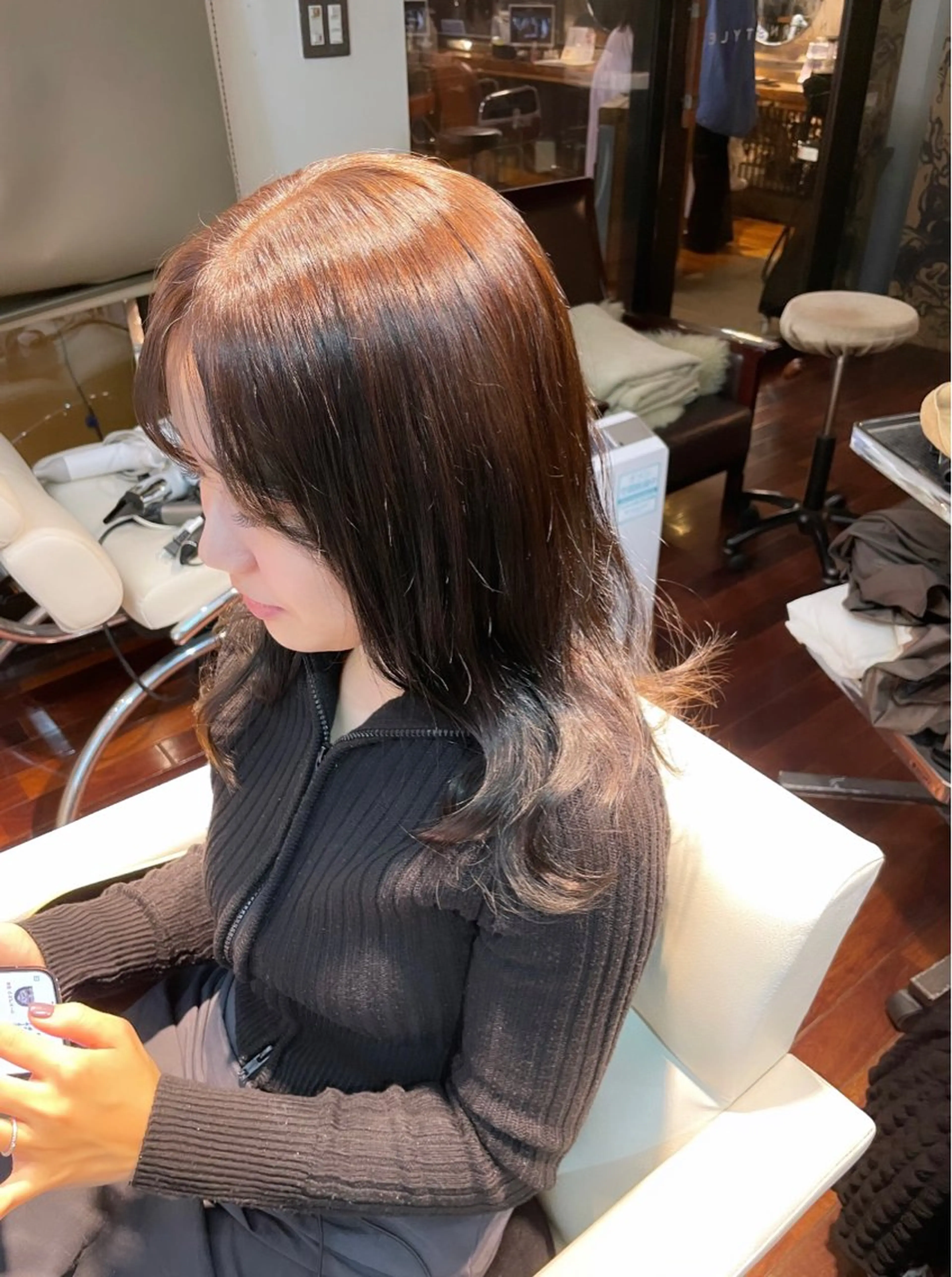 ミディアム カラー ブリーチ グレージュ ブリーチなしカラー ayaka |トレンドヘアのヘアスタイル