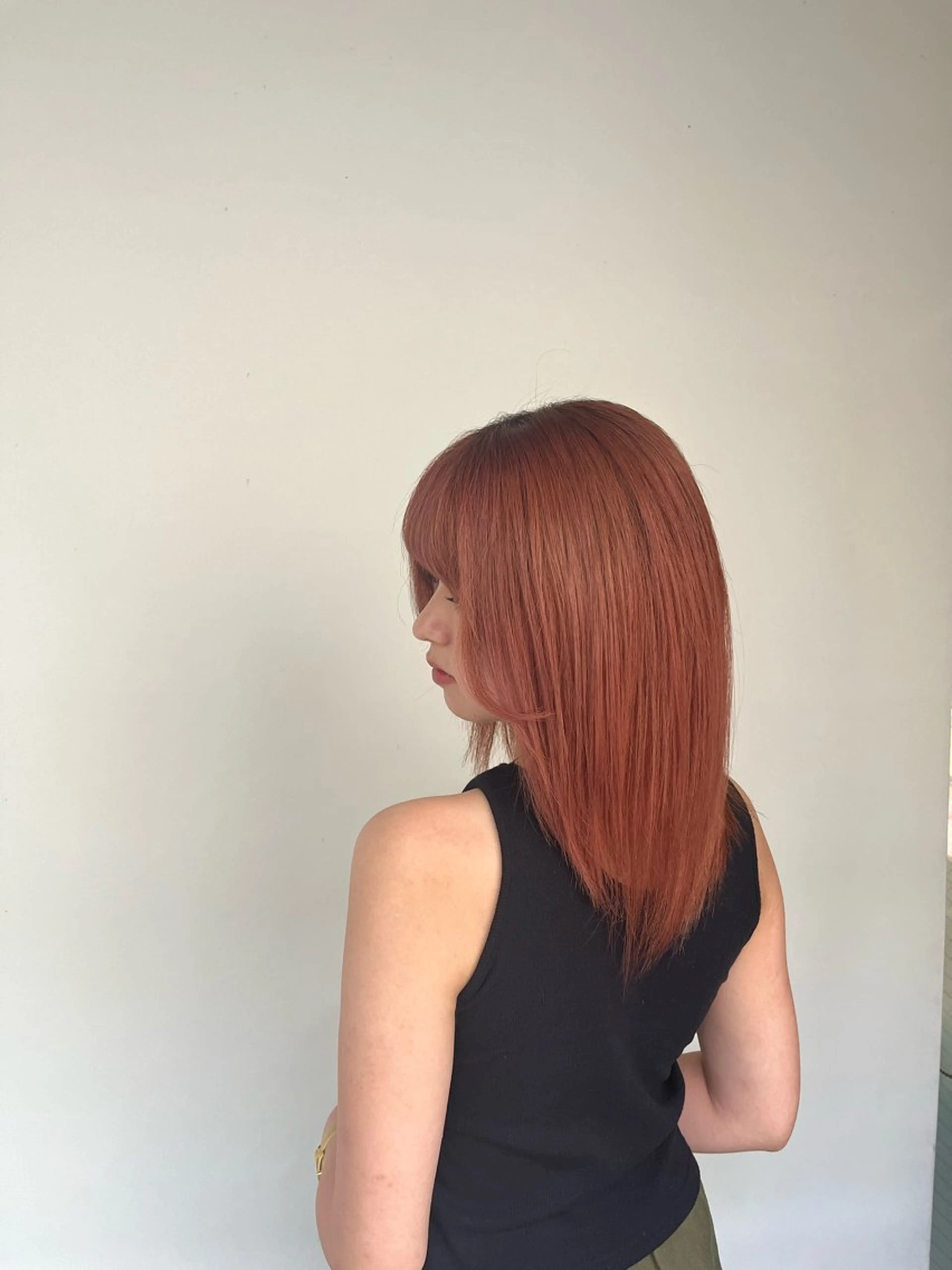 セミロング カラー ベージュカラー ブリーチ オレンジ オレンジベージュ カット ヘアカラー トリートメント 海外ガール ハイトーン　竹井俊介のヘアスタイル