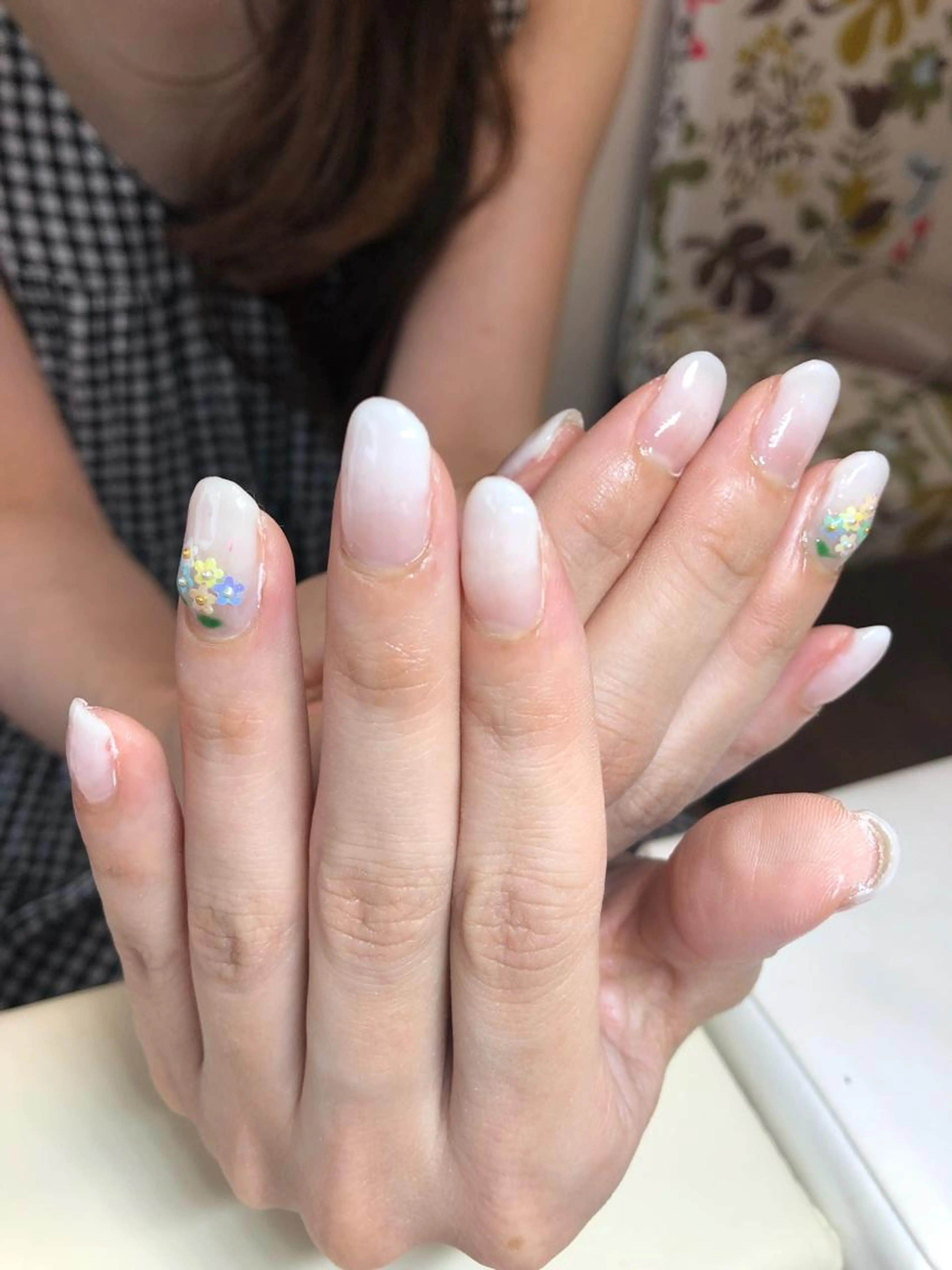 ワンカラーグラデーションネイル&アート2本の写真