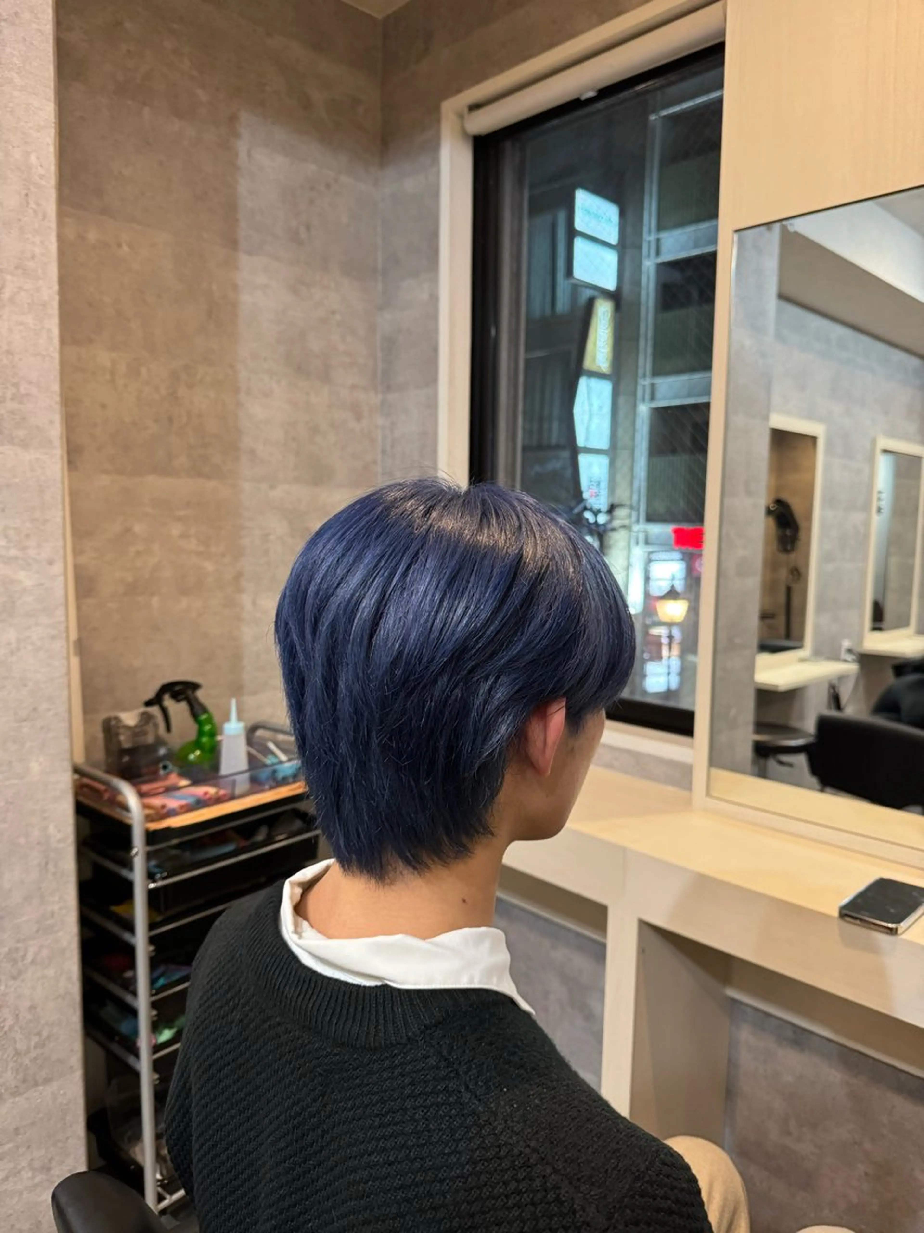 カラー メンズ メンズブリーチ ブリーチ ネイビーカラー シルバー BEL所属・三池 ブルノのヘアスタイル