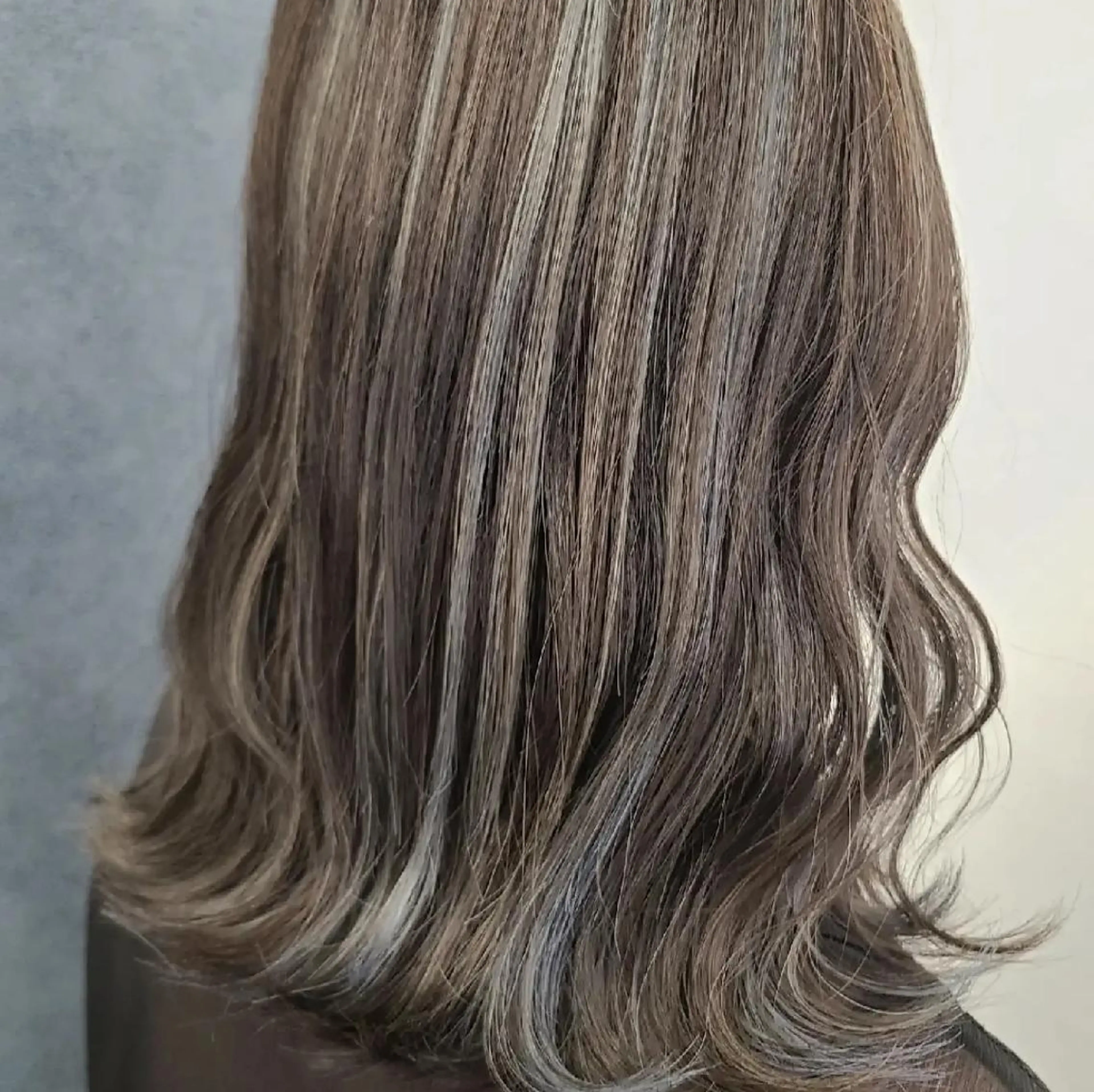 ミディアム カラー アッシュ ハイライトカラー ハイライト ヘアカラー 関口 友菜のヘアスタイル