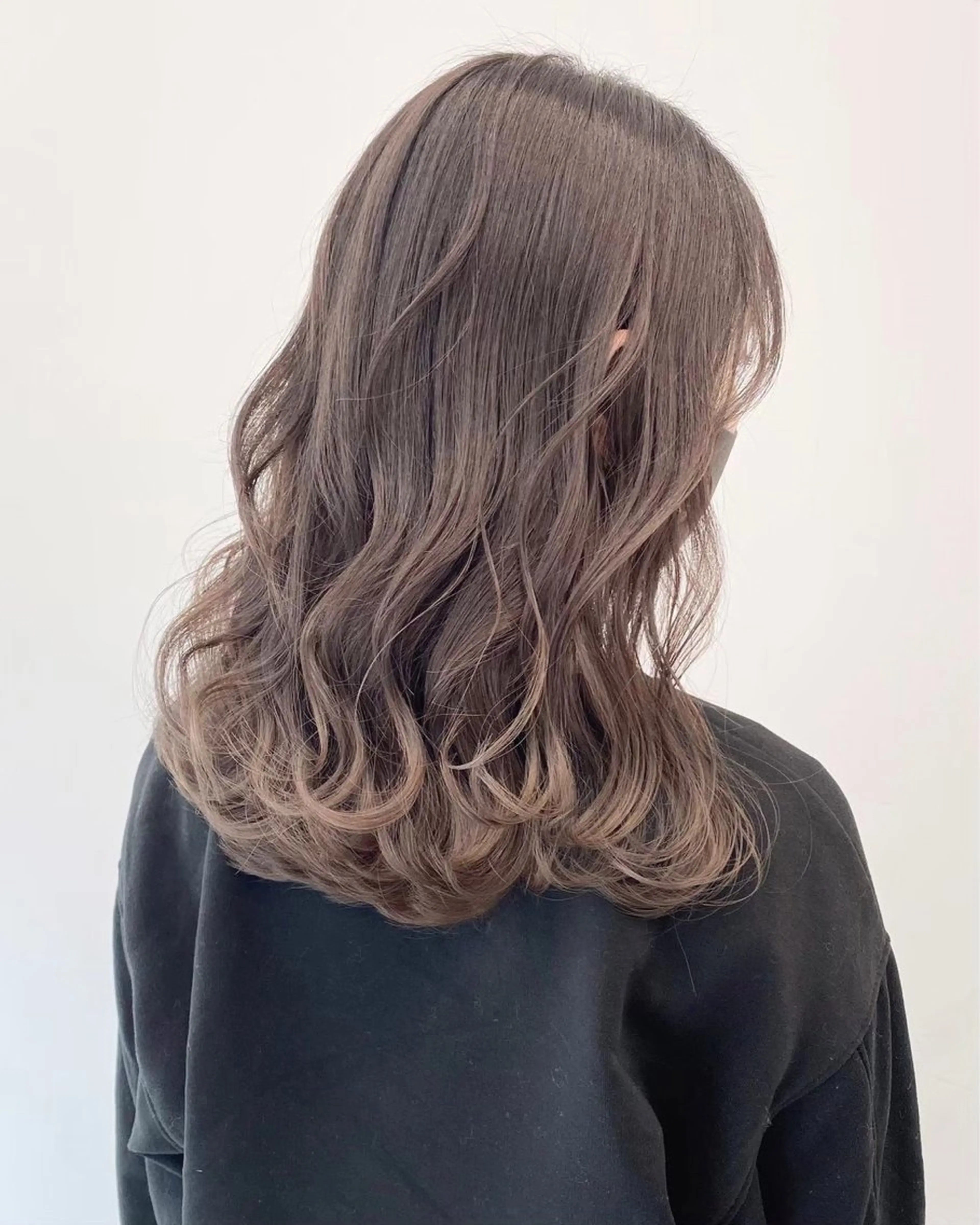 セミロング 透明感ハイトーン カラー🦋🌧希咲のヘアスタイル