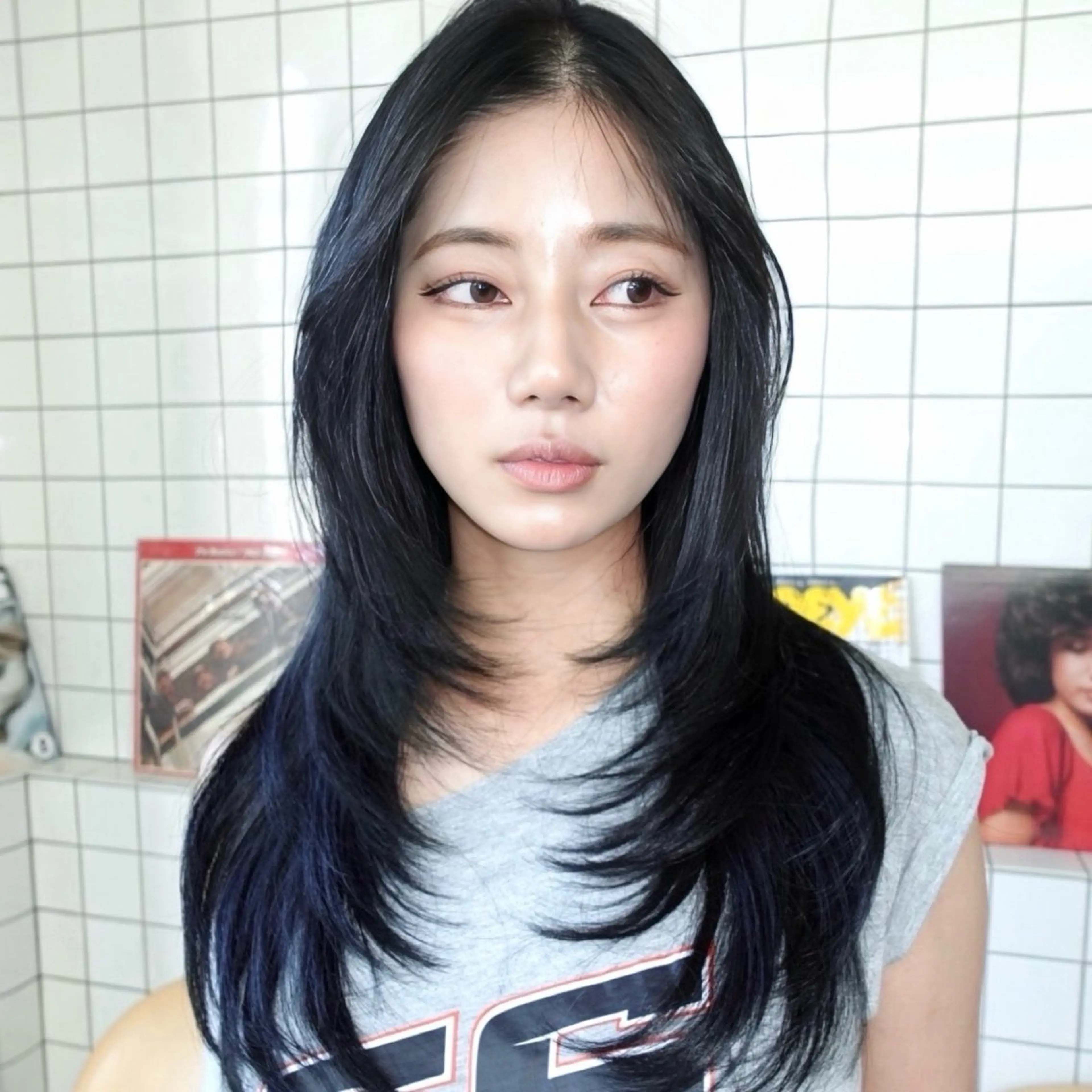 セミロング カラー 黒髪 ブルーカラー ブルーブラック 透明感カラー ハッシュカット カット ヘアカラー トリートメント レイヤーカット ダブルカラーのヘアスタイル