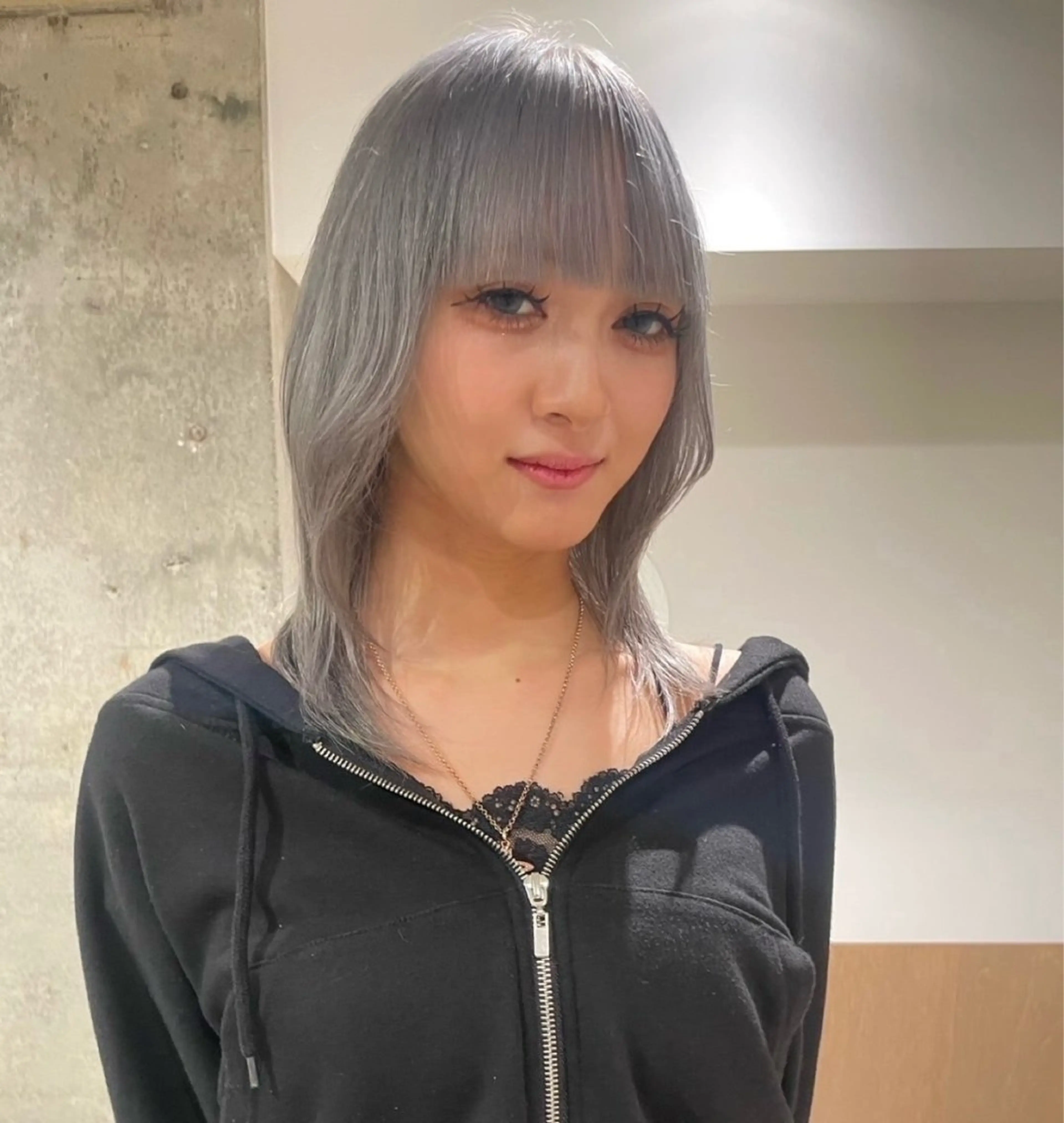 ミディアム カラー 透明感カラー シルバー レイヤーカット BROOK.所属・増田 壮のヘアスタイル