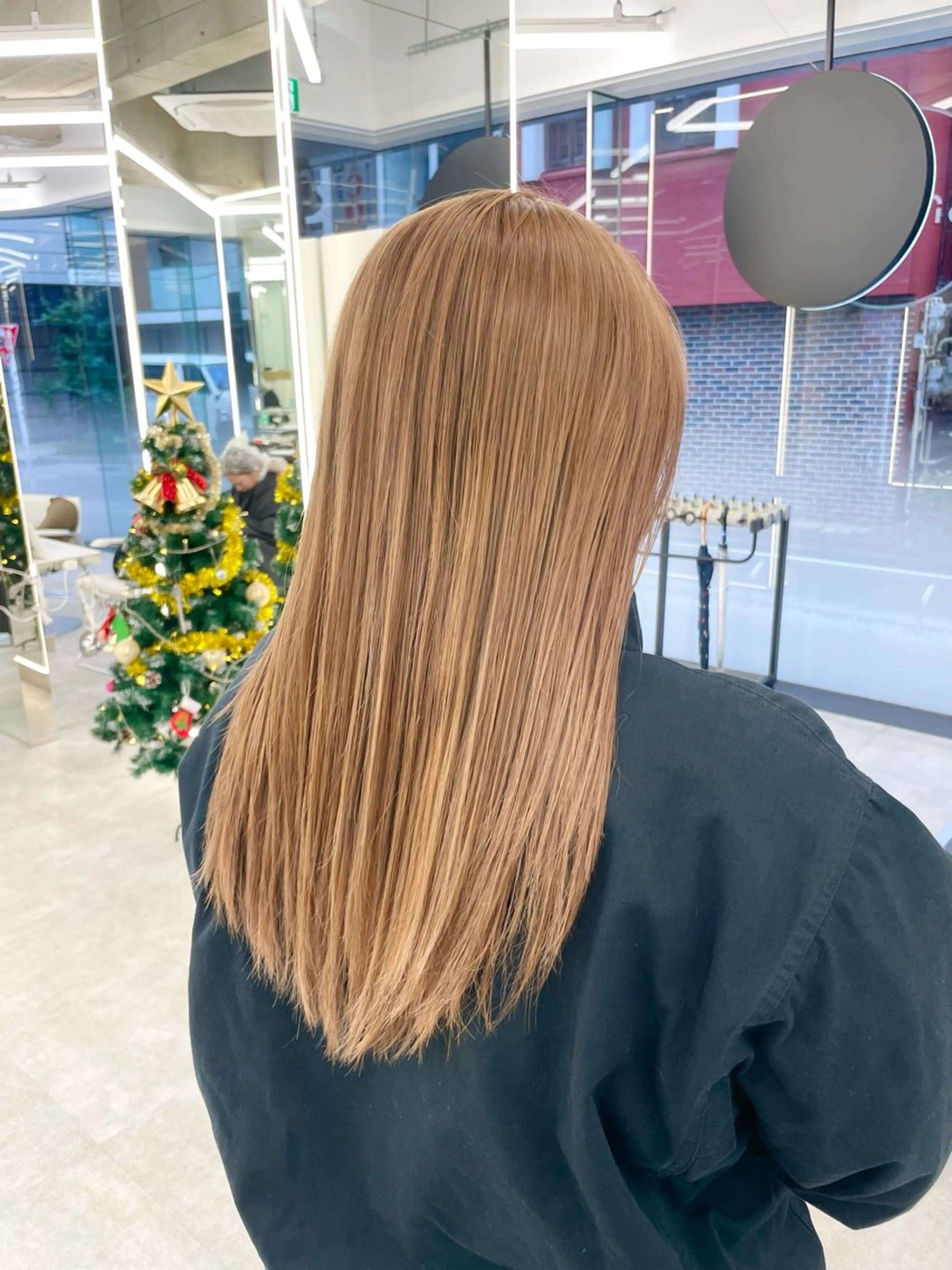 ロング カラー ヘアアレンジ ベージュカラー ブリーチ ミルクティーベージュ ヘアカラー トリートメント 【Sweep】おじま のぞみのヘアスタイル