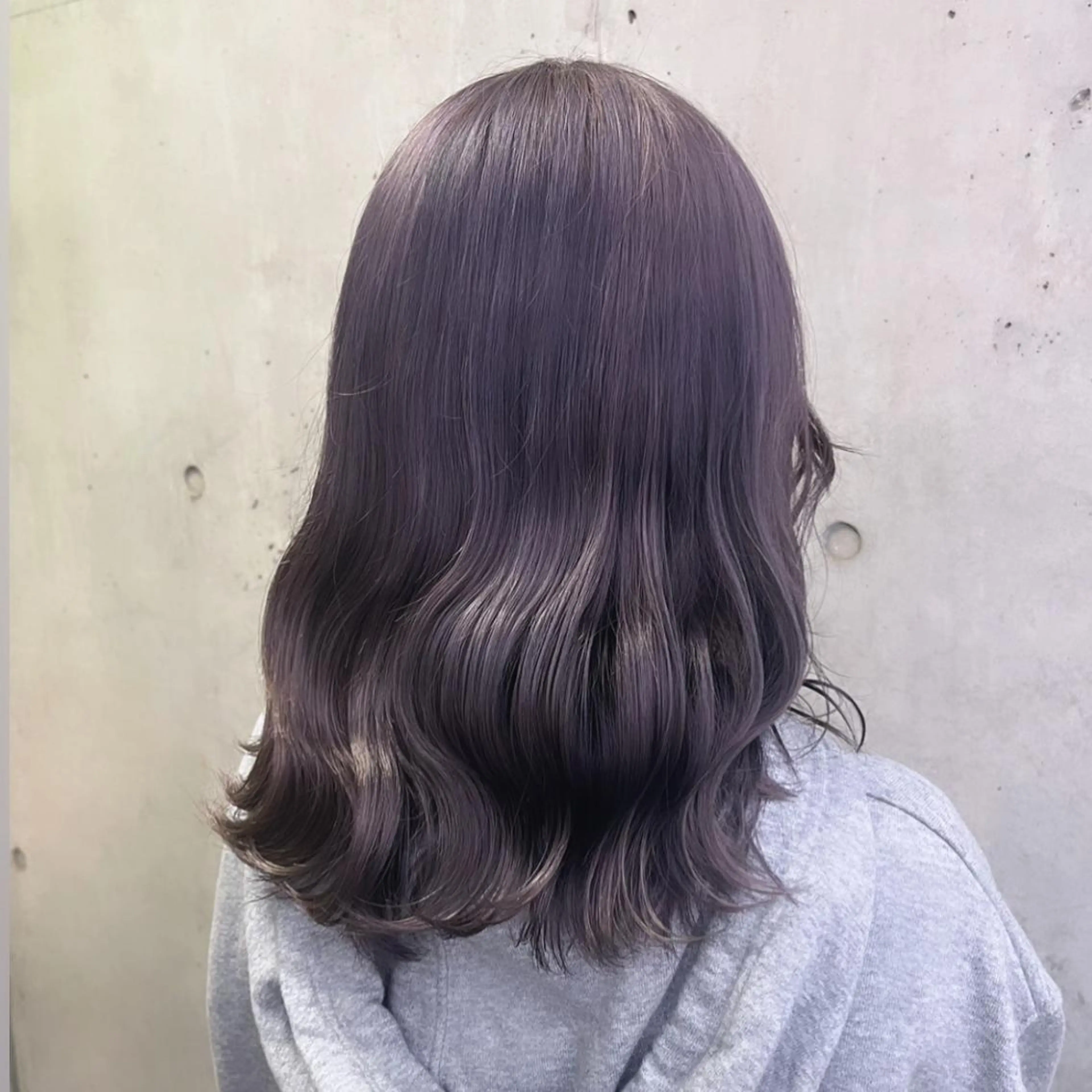 ミディアム カラー ブルーカラー ブルーラベンダー グレージュ ハイトーンカラー ラベンダーカラー カット ヘアカラー トリートメント ヘッドスパ ヘアセット カジュアルを女っぽく 𝗮𝘆𝗮𝗰𝗼のヘアスタイル