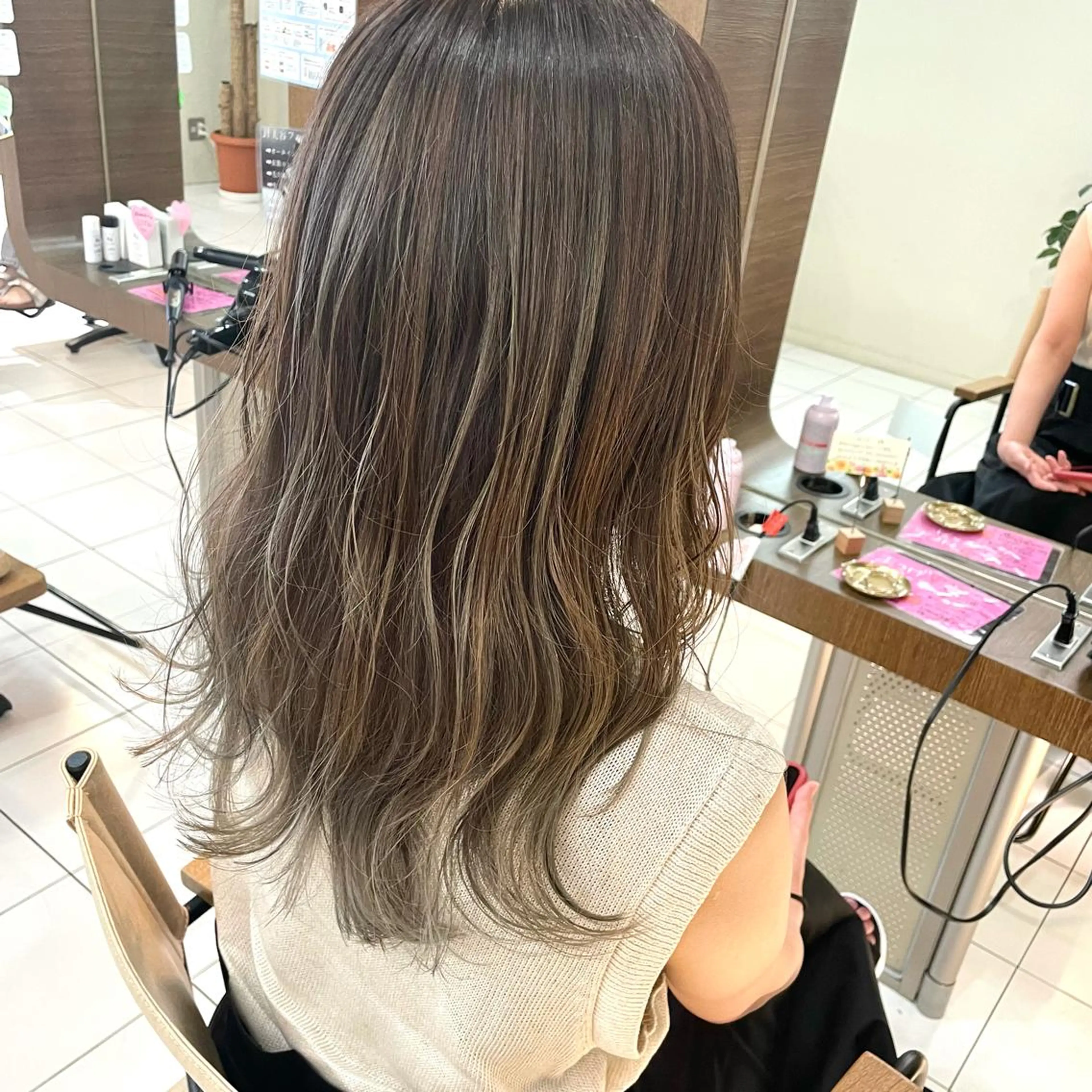 ロング カラー バレイヤージュ グレージュ レイヤーカット 透明感カラー/ 寺田千雅子のヘアスタイル