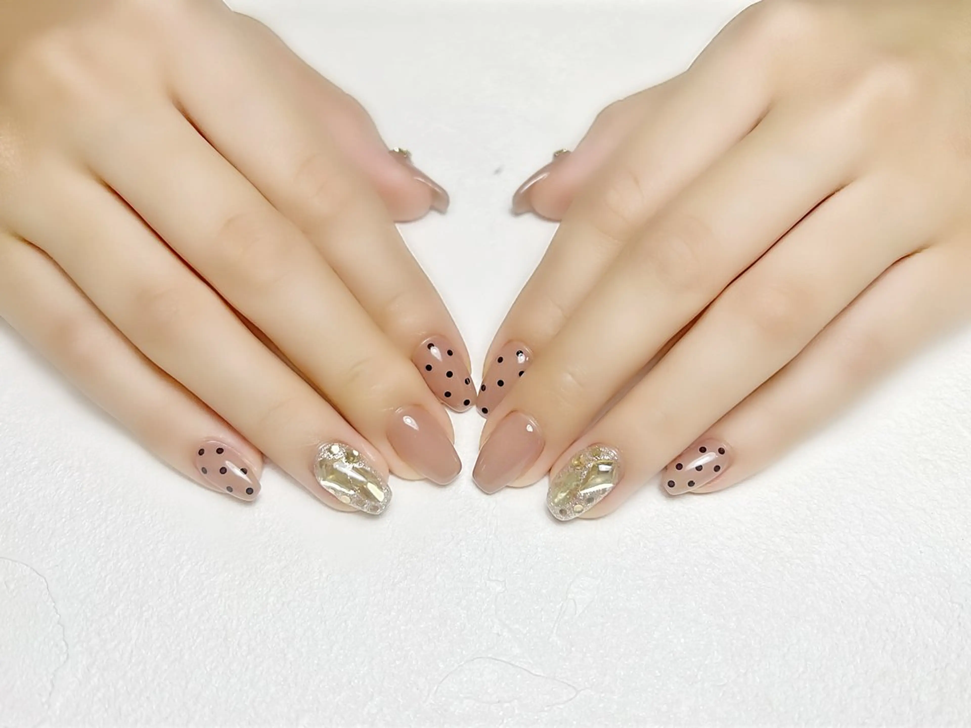 ネイル ドット ガーリー キラキラネイル 夏ネイル ワンホンネイル rouse nail RISATOのネイルデザイン