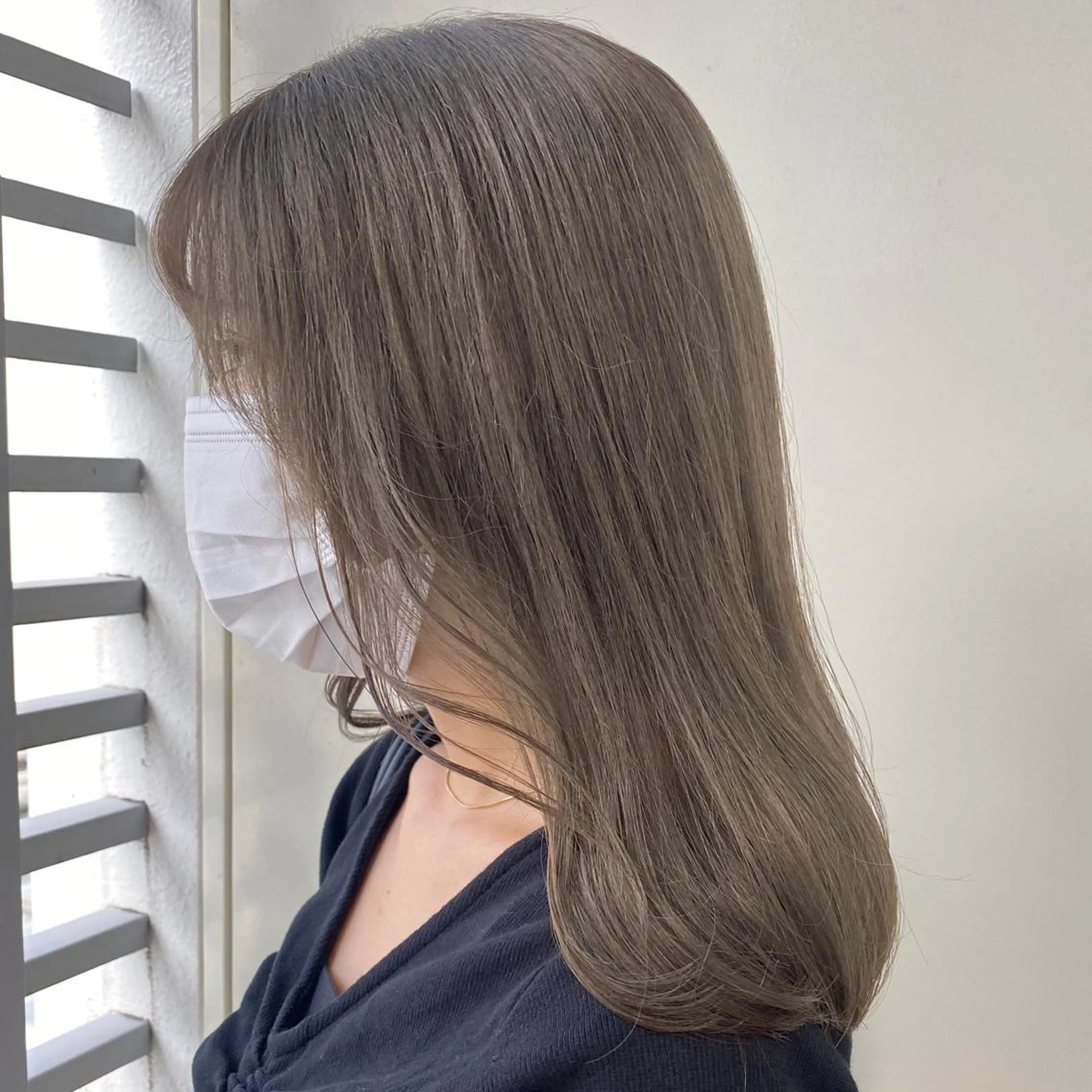 セミロング カラー ベージュカラー グレージュ ミルクティーベージュ ANNA /艶髪/ハイトーンのヘアスタイル