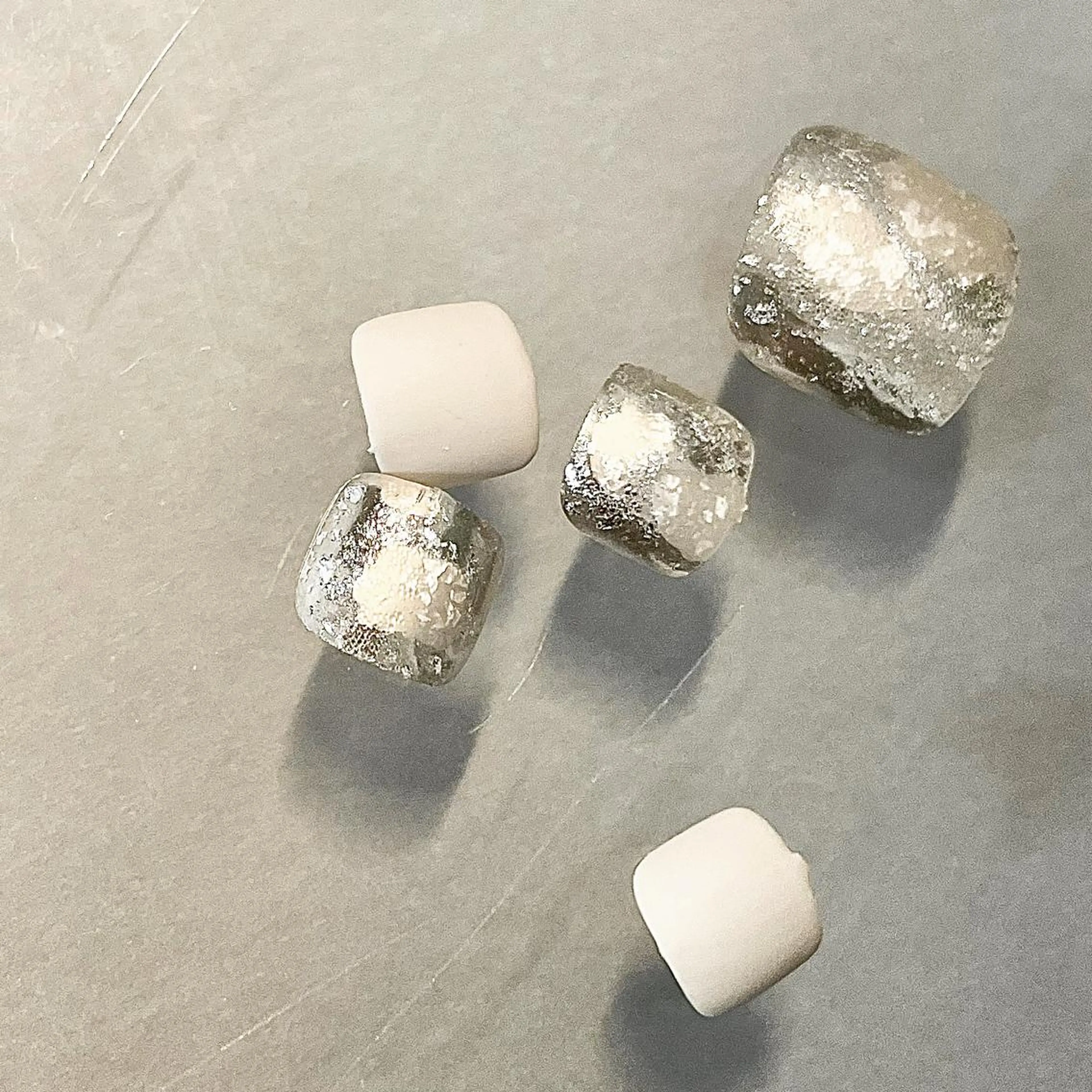 ネイル アートネイル 長さ出し フットネイル マグネットネイル ミラーネイル フットネイル A85G ayakoのネイルデザイン