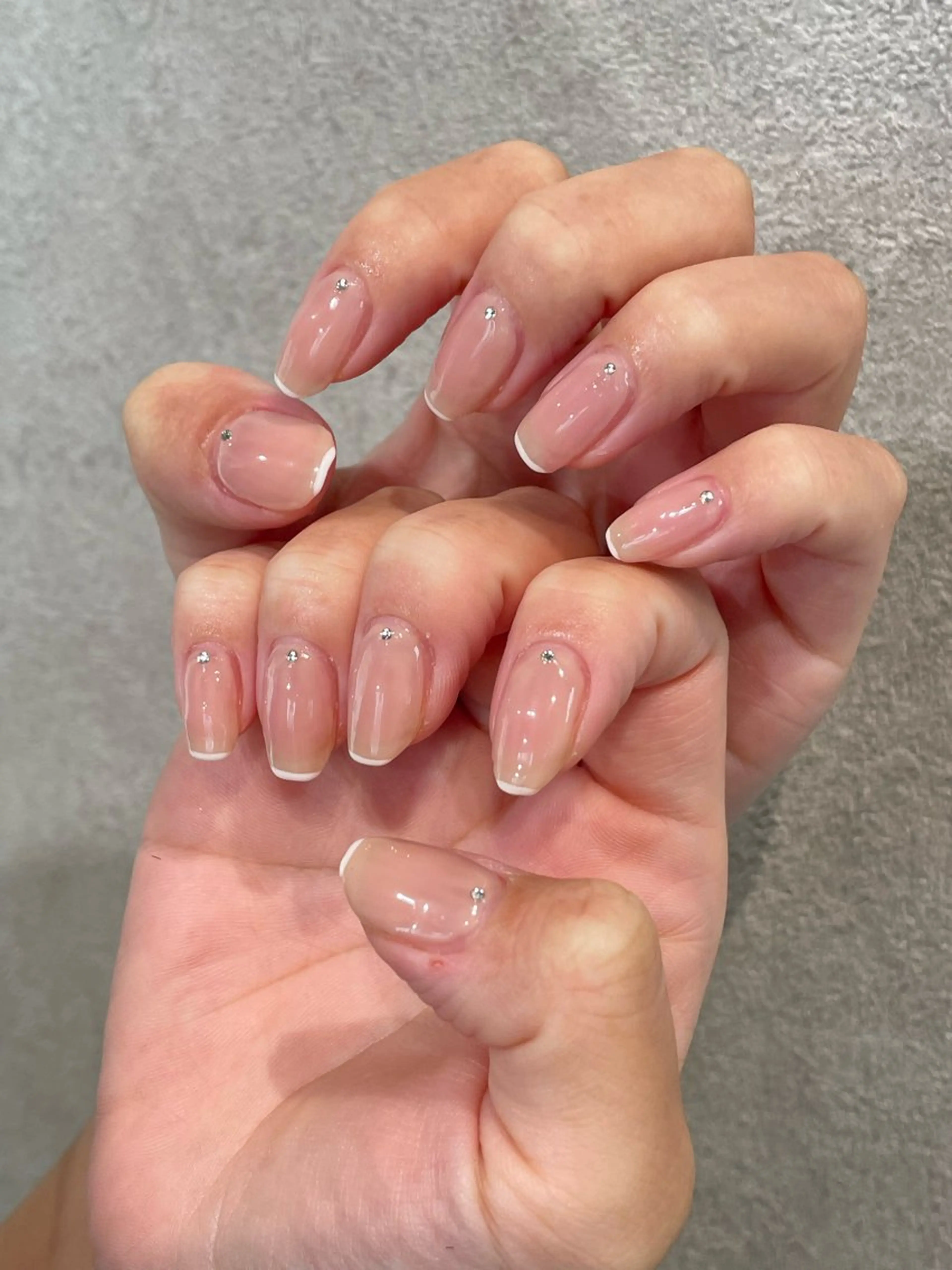 ネイル フレンチネイル ストーンネイル ホワイト ハンドネイル ナチュラル透明感🌱 小山美樹子のヘアスタイル