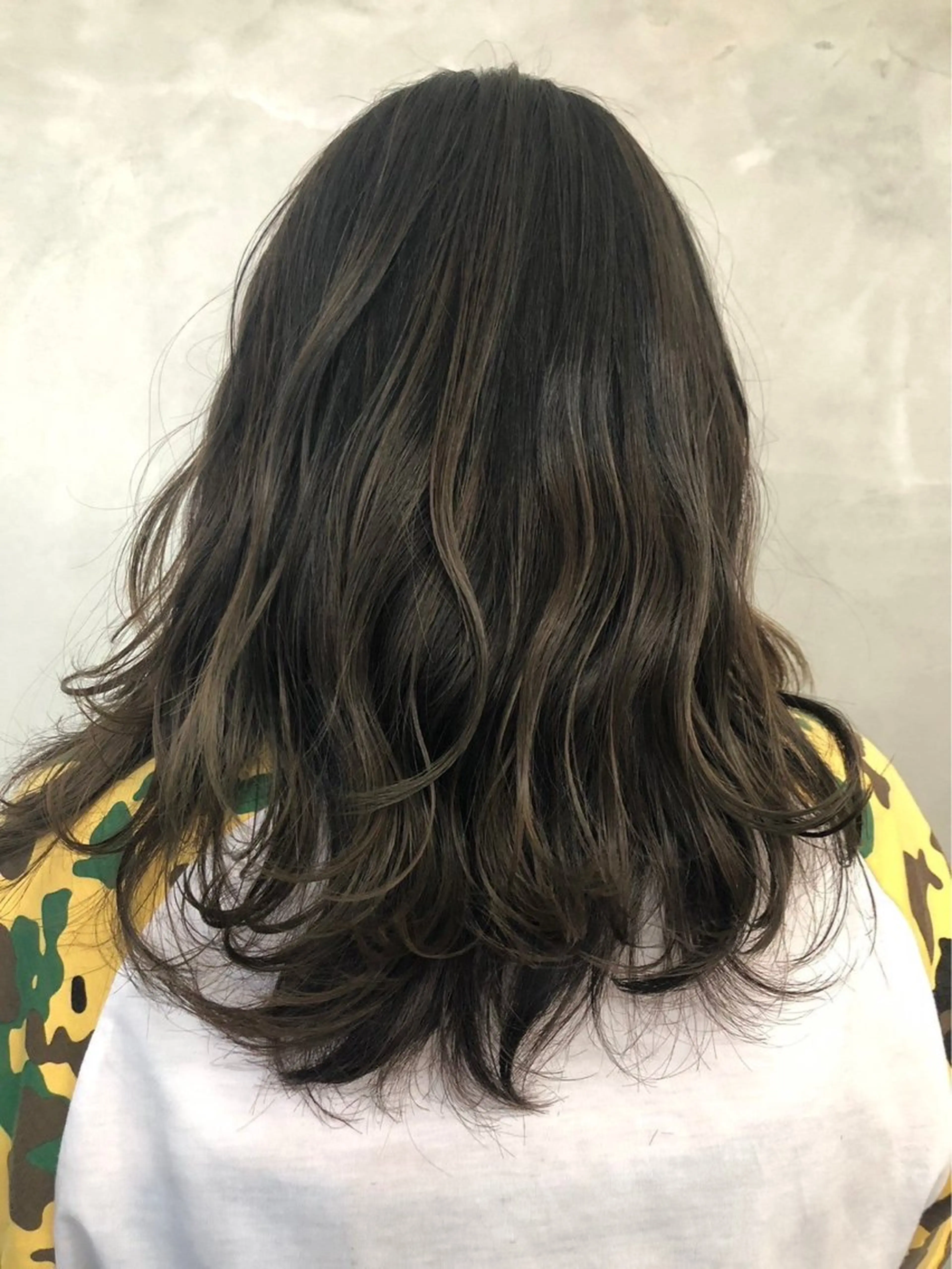 ミディアム カラー 平良 那生のヘアスタイル