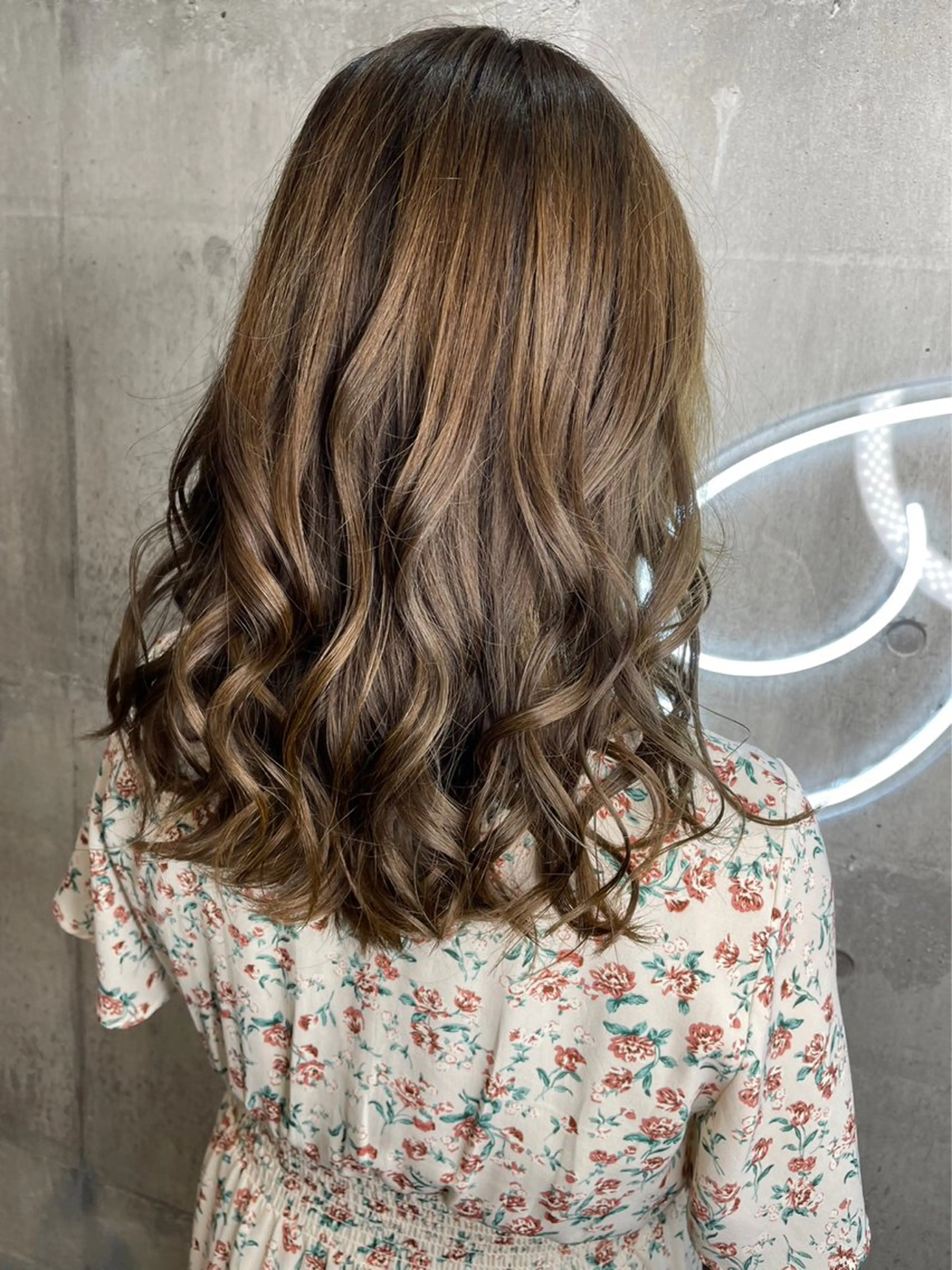 セミロング 推し活に可愛く艶モテ カラー/巻きキョウコのヘアスタイル