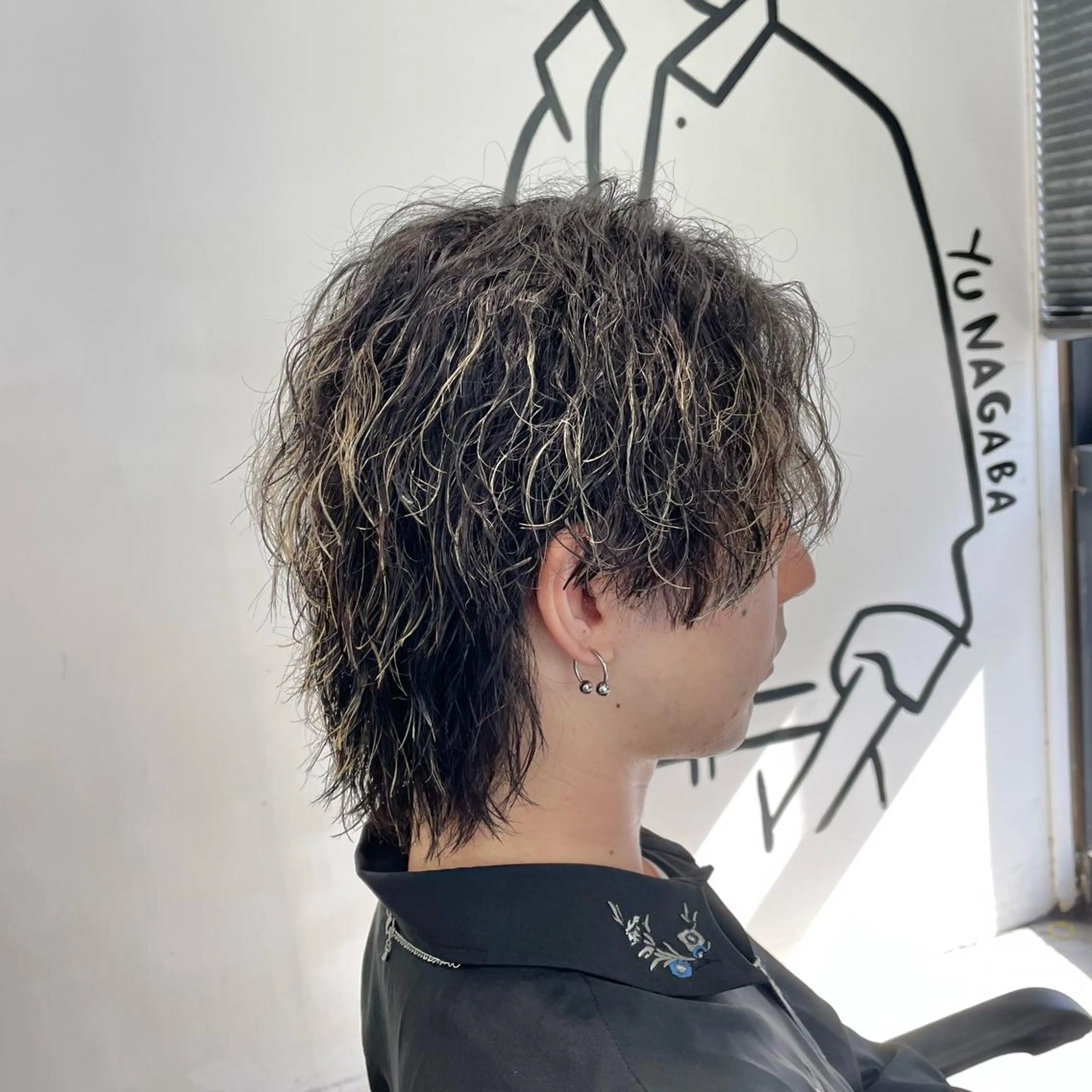 ミディアム カラー パーマ メンズ メンズハイライト メンズウルフカット ハイライトカラー ハイライト ウルフカット カット ヘアカラー パーマ メンズ特化美容師/ 藤戸 椋のヘアスタイル