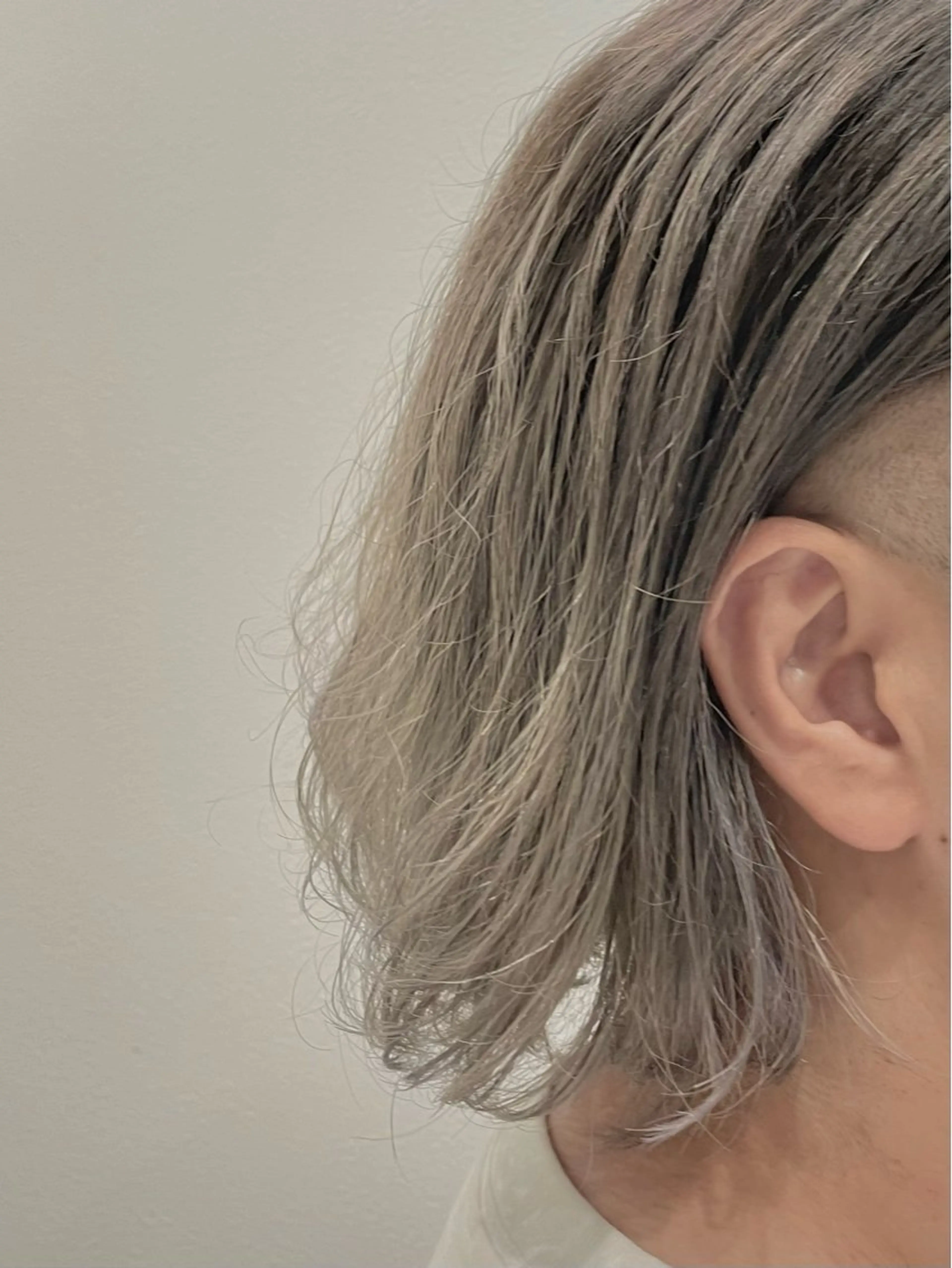 セミロング カラー メンズ メンズインナーカラー ブルーカラー 透明感カラー デザインカラー イヤリングカラー 佐々木 達也のヘアスタイル