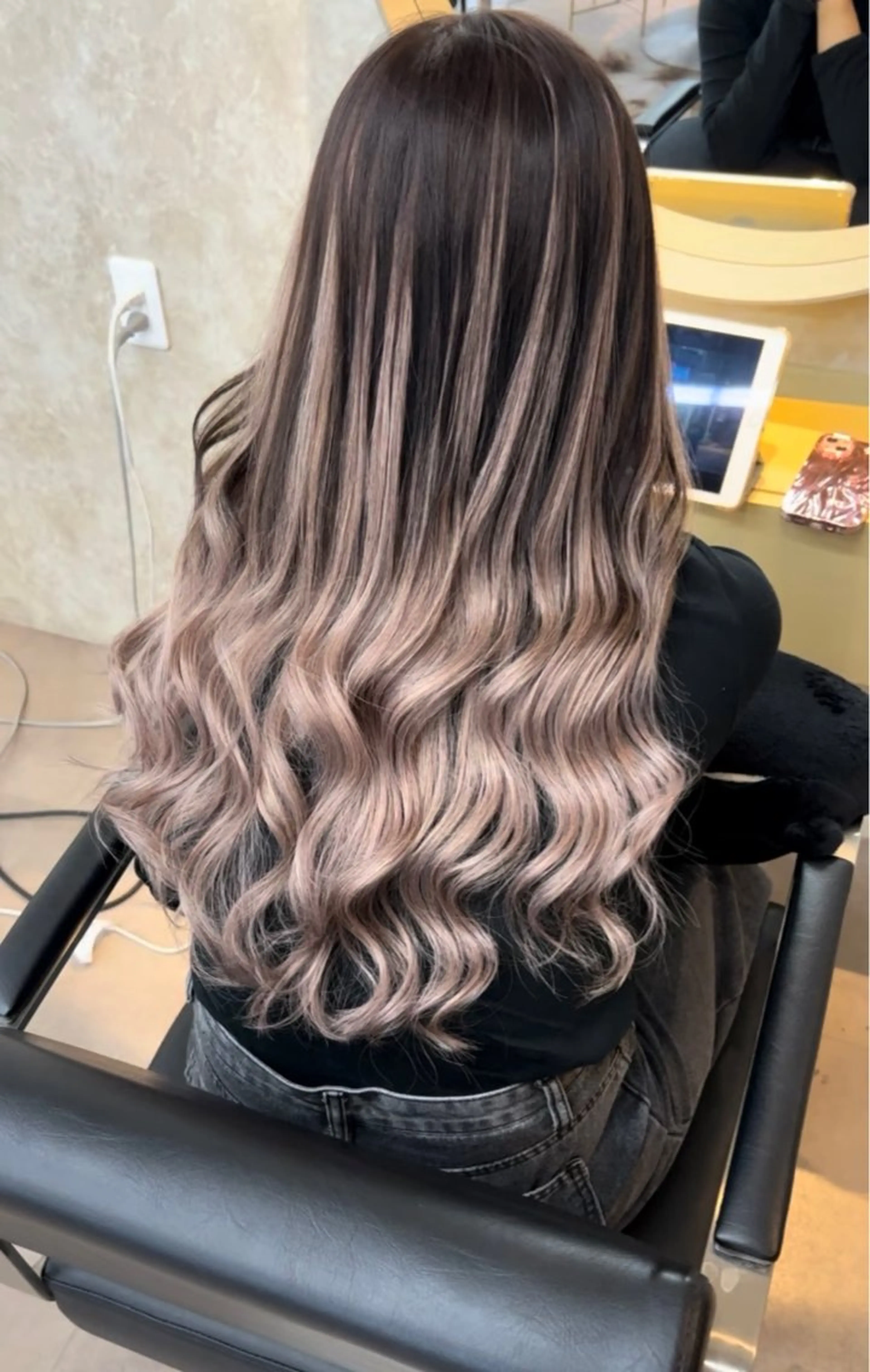ロング カラー ヘアカラー エクステ 小谷 梨奈のヘアスタイル