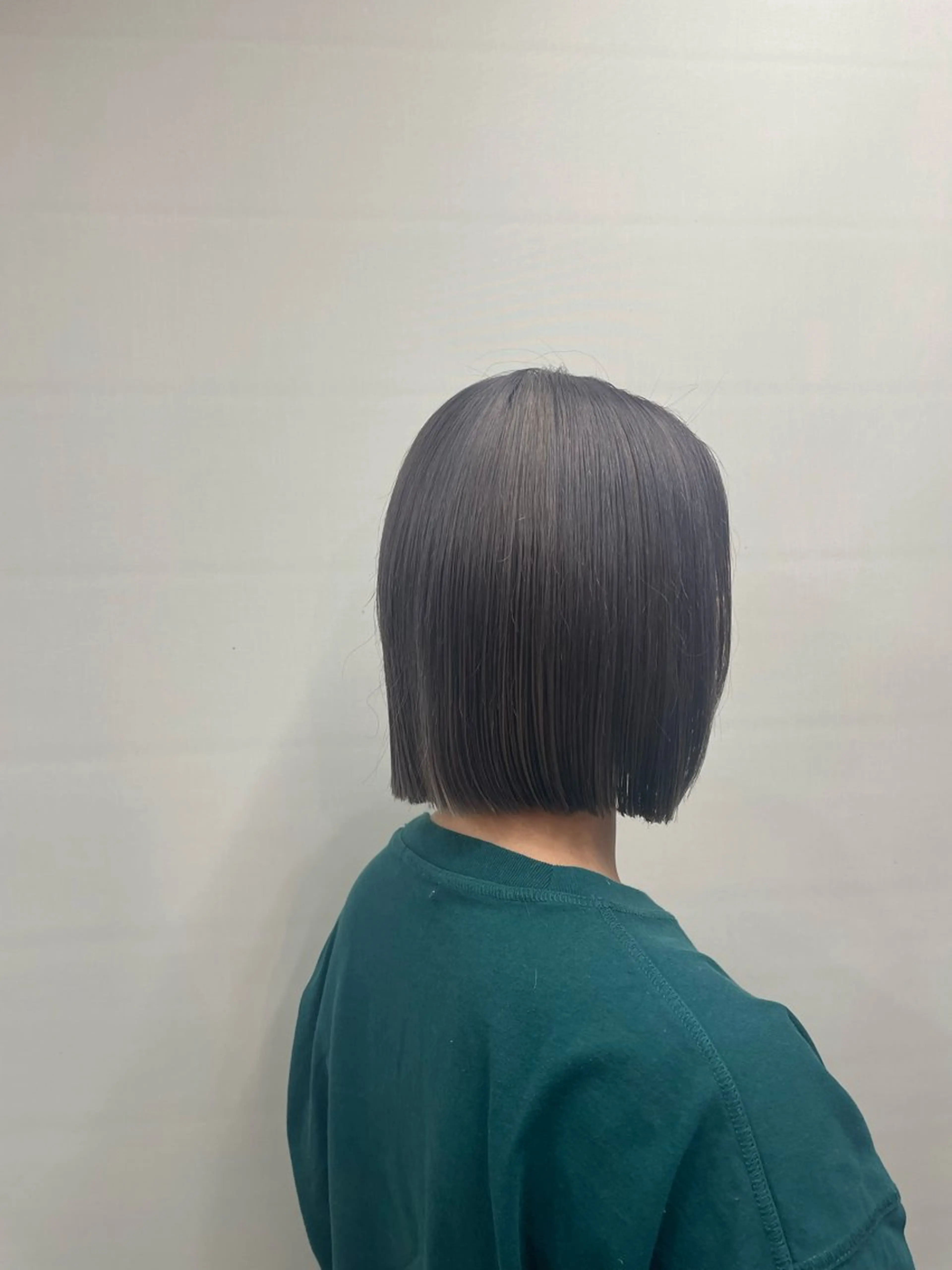 カラー ブリーチ シルバー ヘアカラー トリートメント 手塚 由佳のヘアスタイル