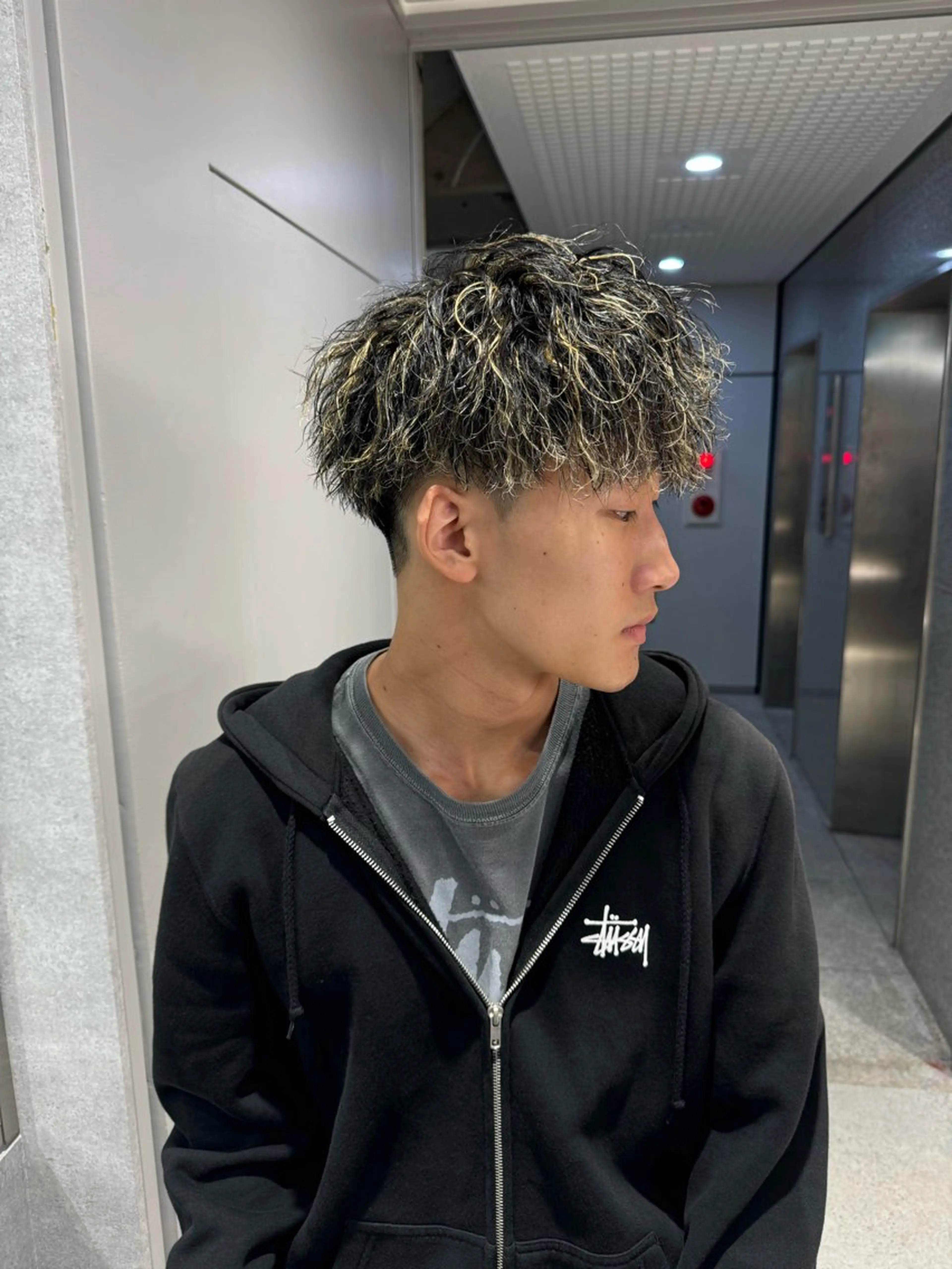 ショート カラー パーマ ヘアアレンジ メンズ メンズブリーチ センターパート フェザーパーマ メンズハイライト メンズハイトーン カット ヘアカラー パーマ トリートメント ヘッドスパ ヘアセット スパイキー/フェザー /波巻き/かいとのヘアスタイル