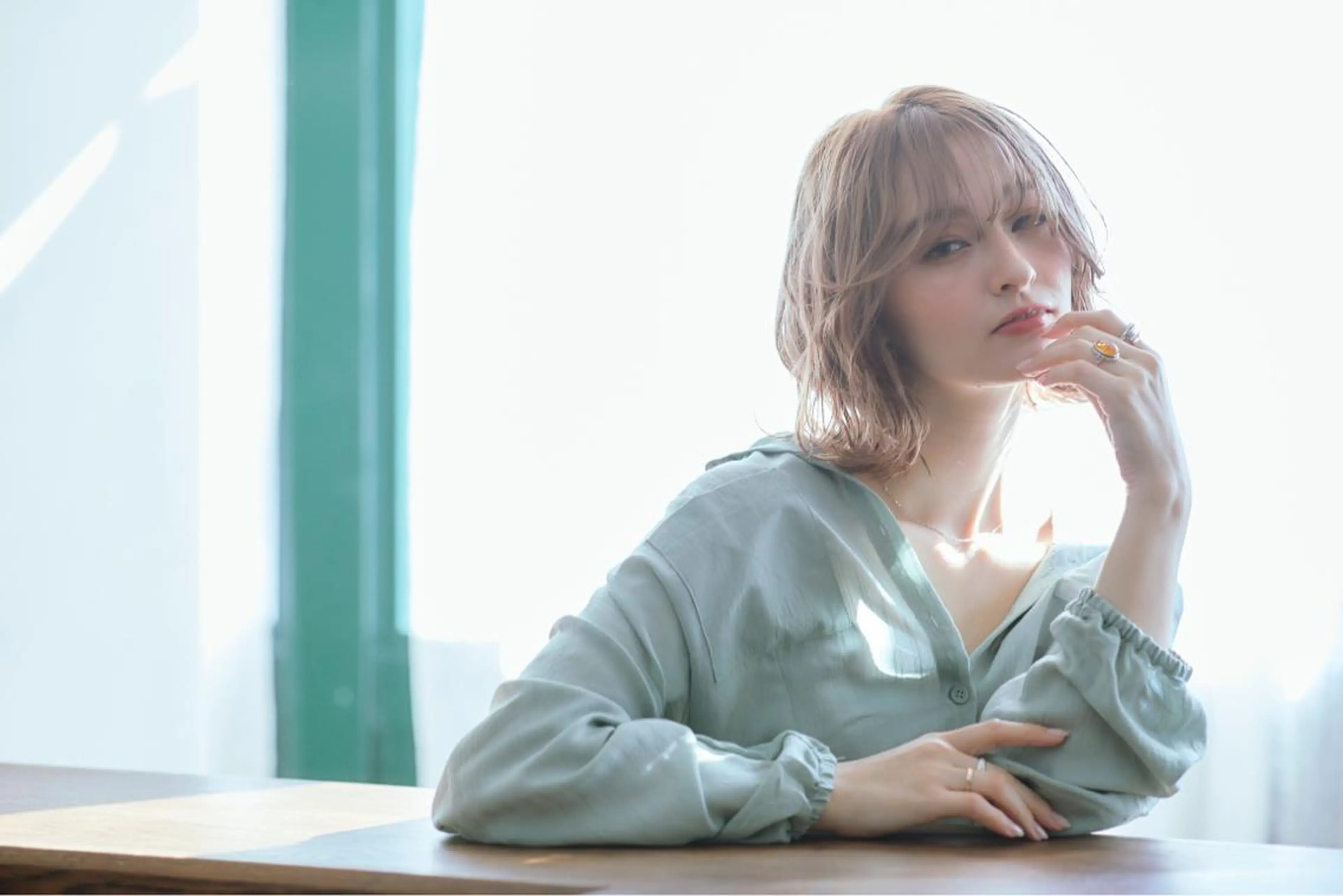 ミディアム 伊藤 康乃のヘアスタイル